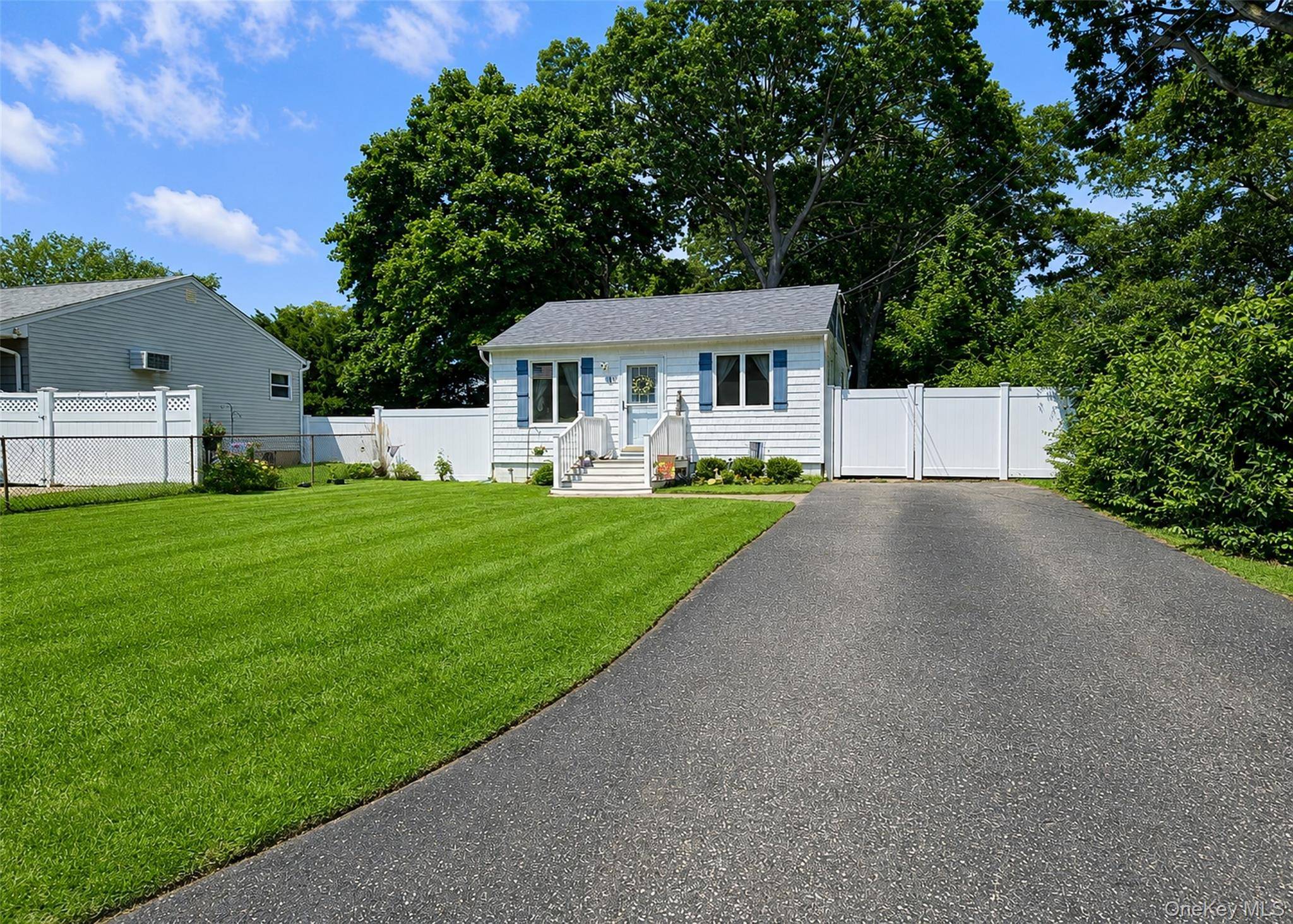 11 Cooke AVE, Holtsville, NY 11742
