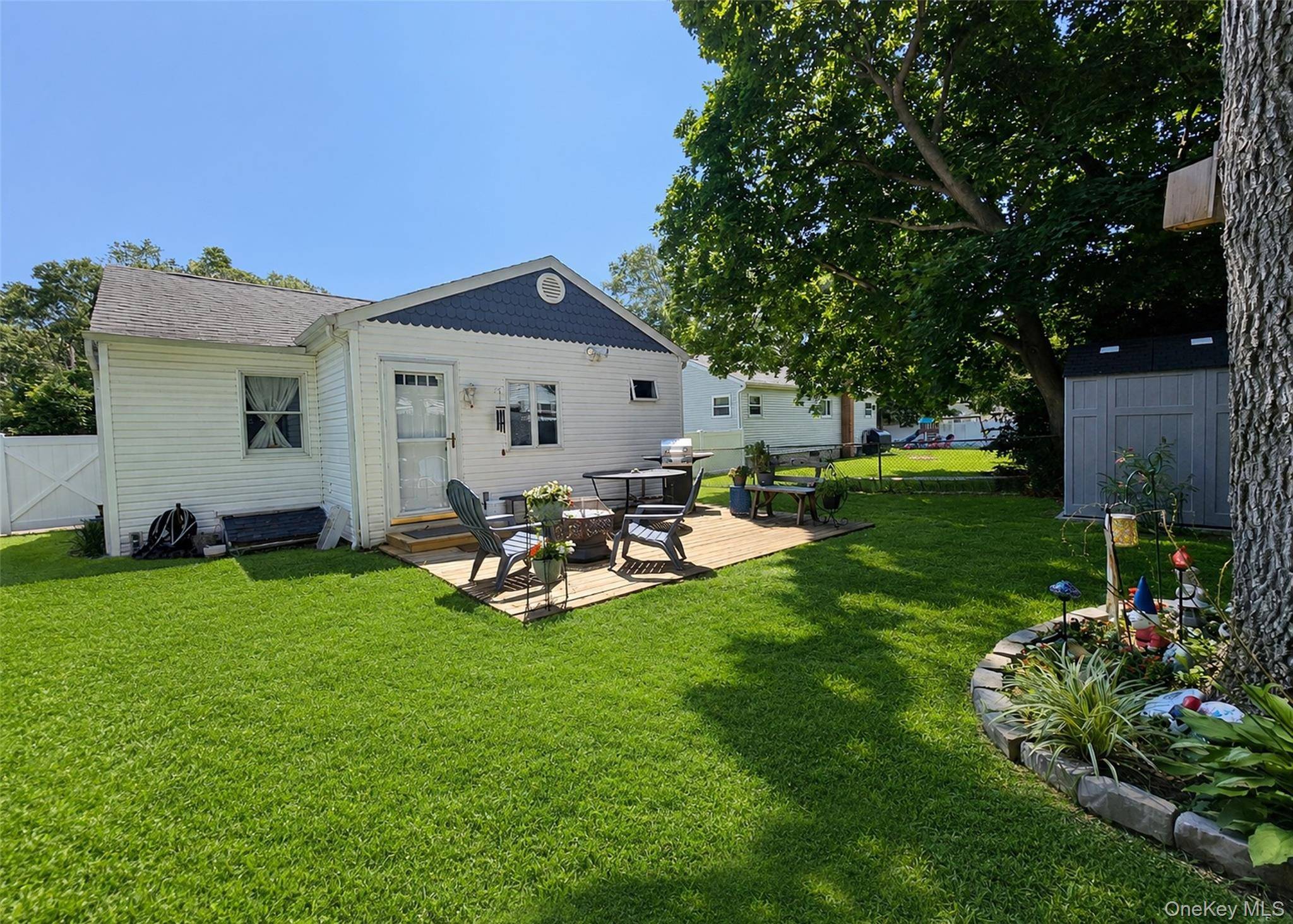 11 Cooke AVE, Holtsville, NY 11742