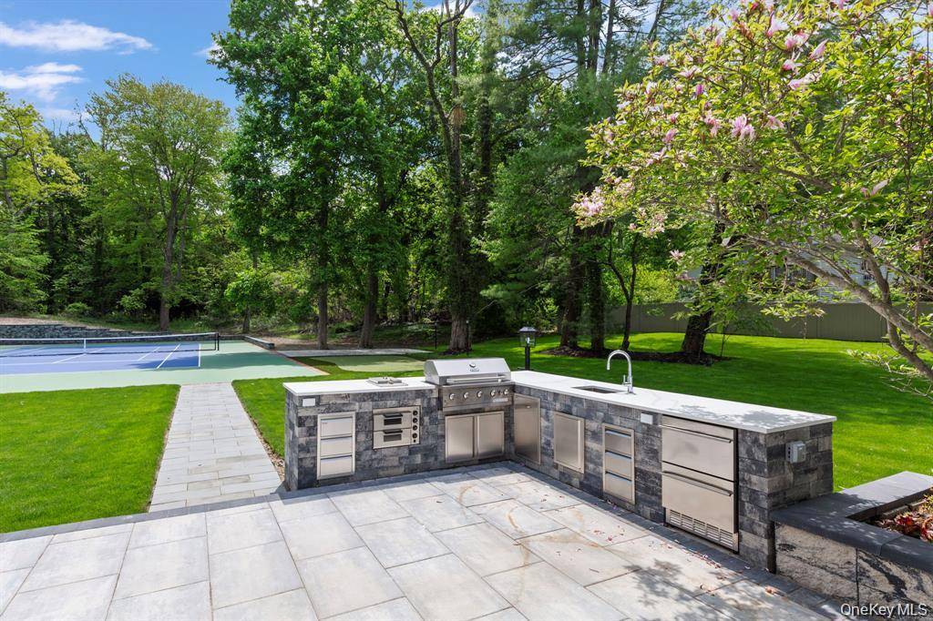 75 Centerport RD, Greenlawn, NY 11740