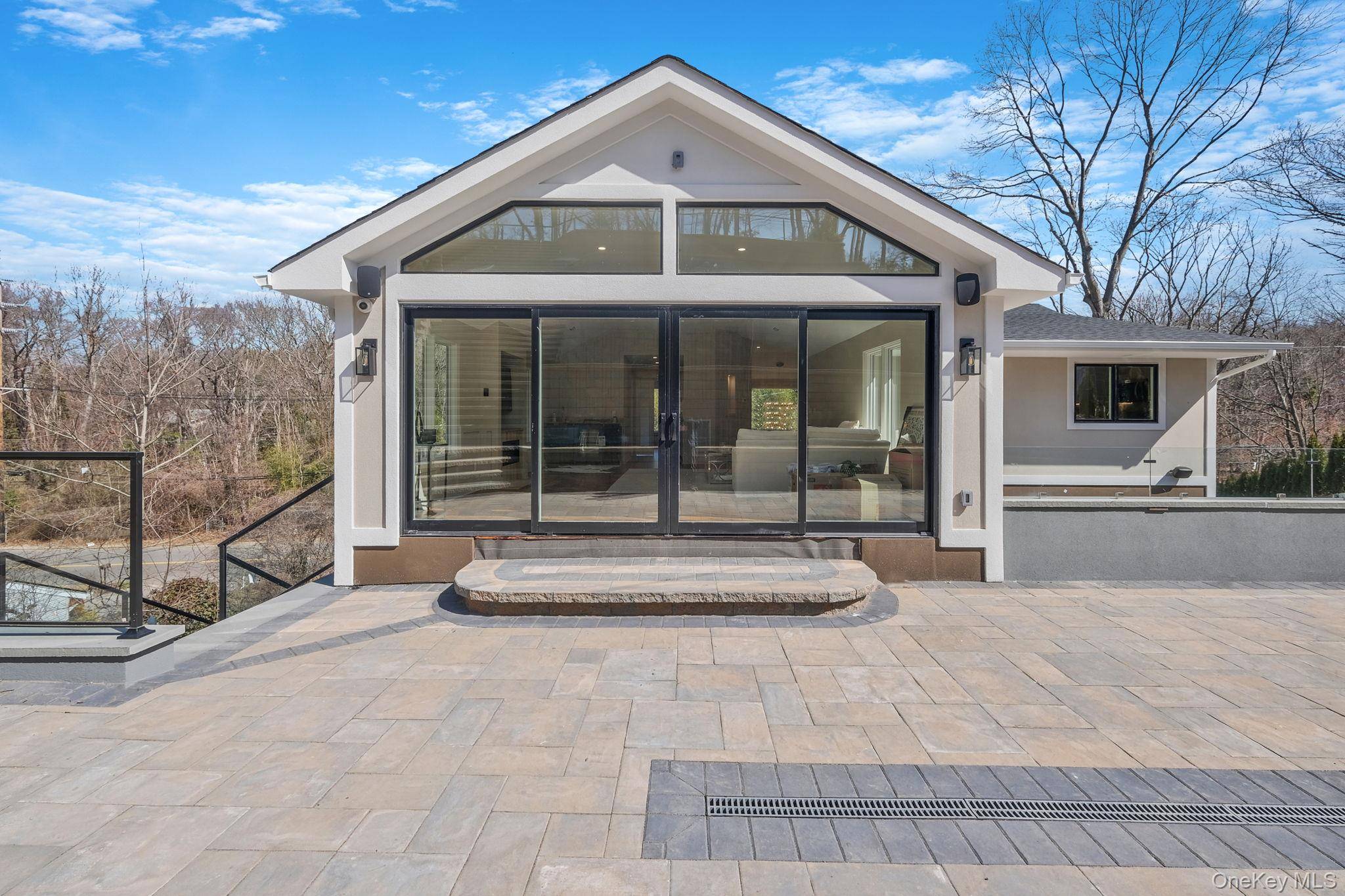 150 Sugar Toms LN, East Norwich, NY 11732