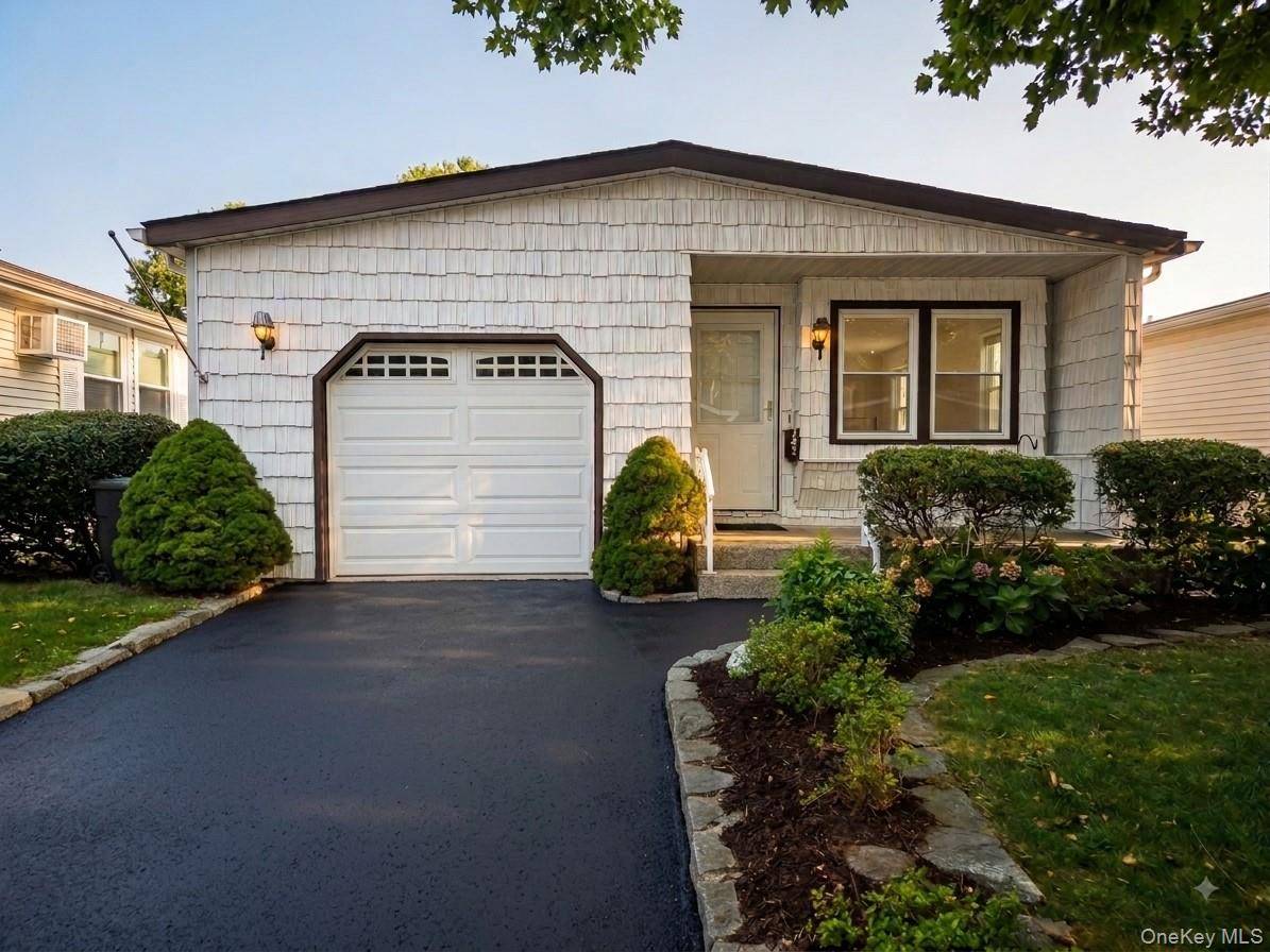 162 Village CIR, Manorville, NY 11949