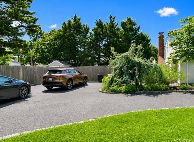 6 Flushing ST, Holtsville, NY 11742