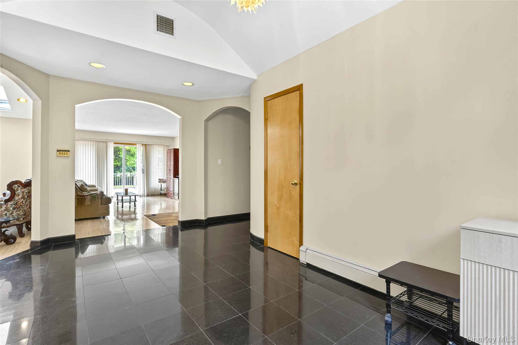 22 Penn DR, Dix Hills, NY 11746