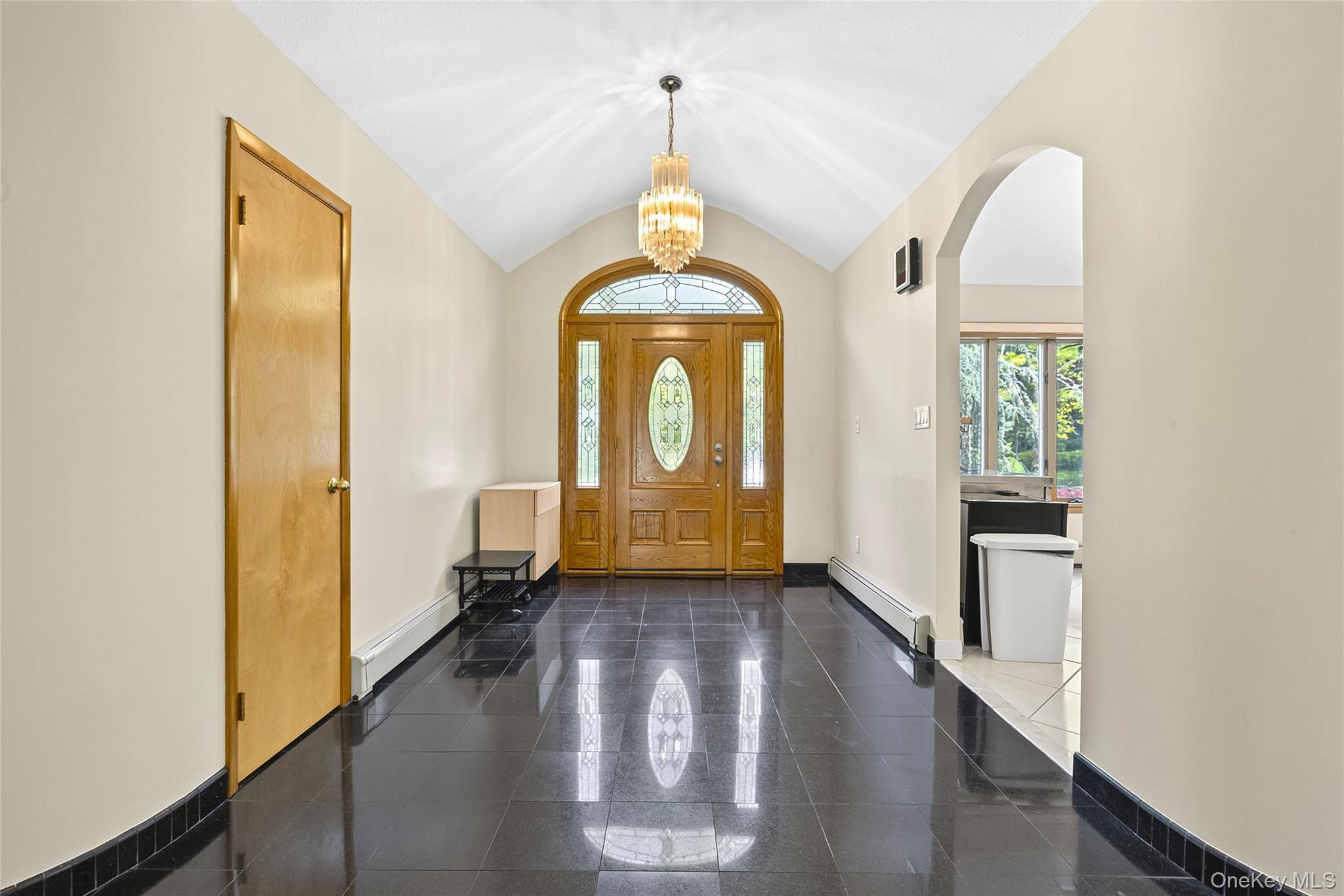 22 Penn DR, Dix Hills, NY 11746