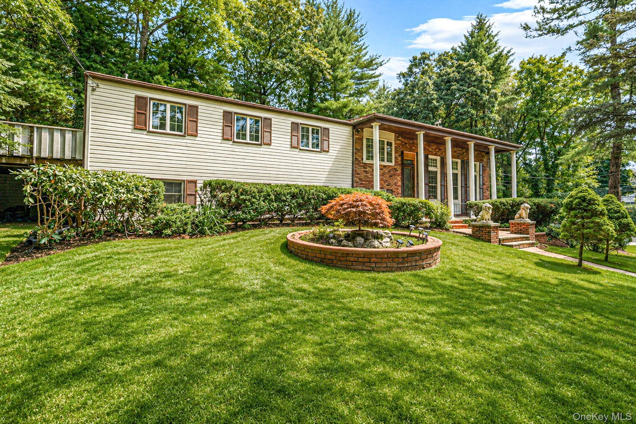 23 Colonial DR, Smithtown, NY 11787