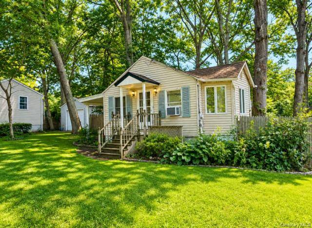 86 N Evergreen DR, Selden, NY 11784