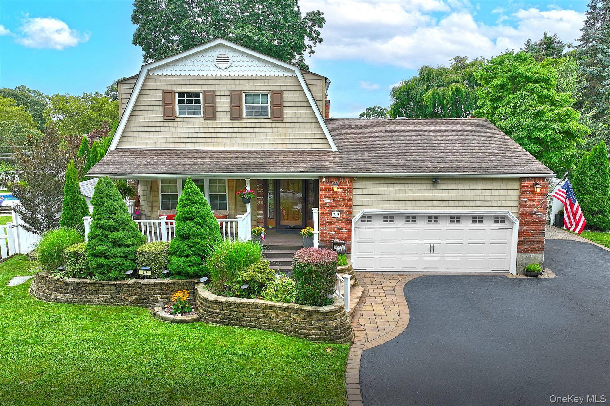 29 Boxwood DR, Kings Park, NY 11754