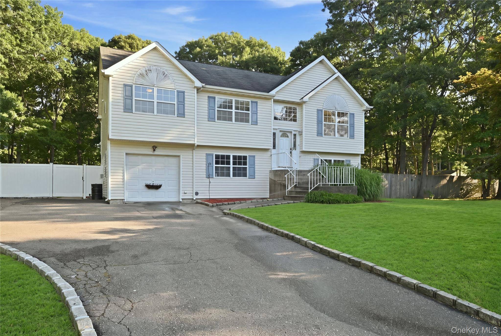 3 Mulligan DR, Medford, NY 11763