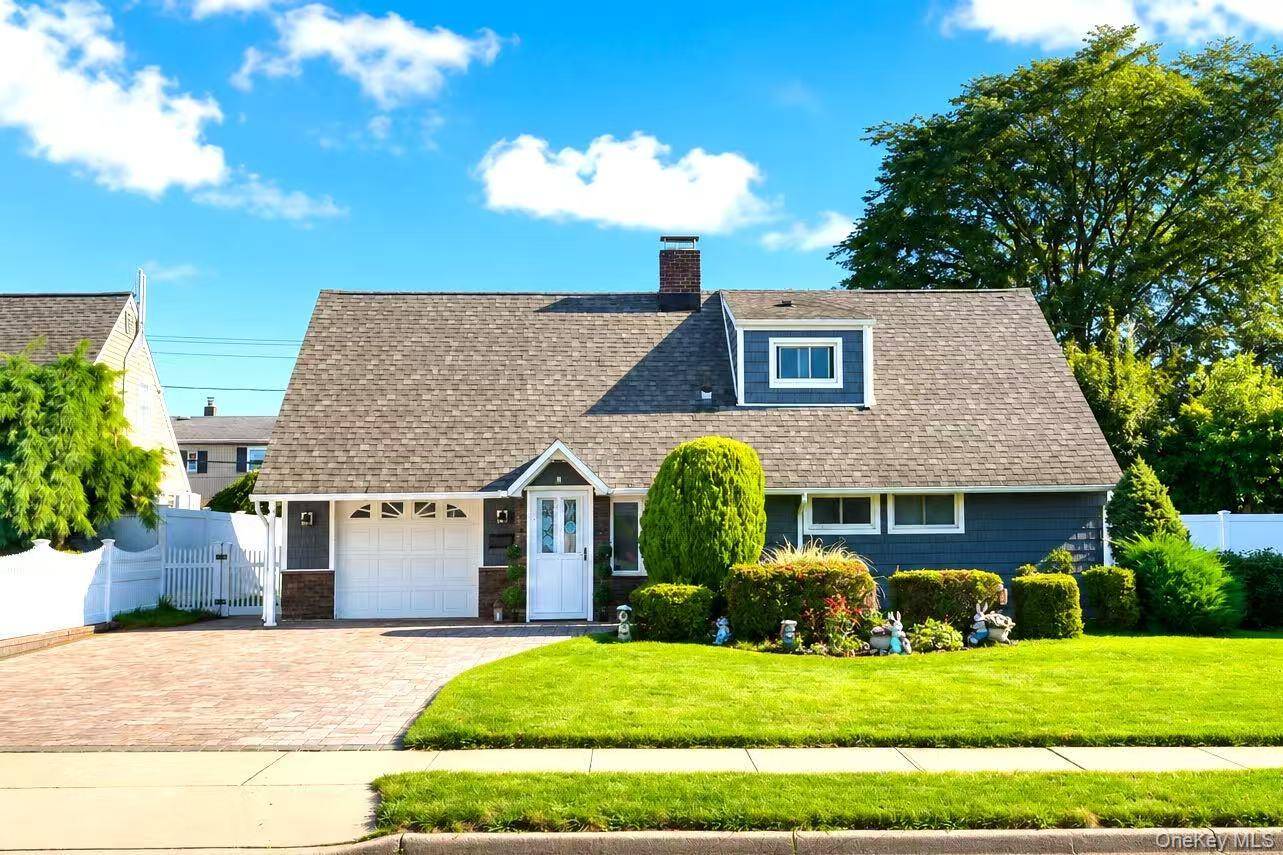 31 Sunrise LN, Levittown, NY 11756