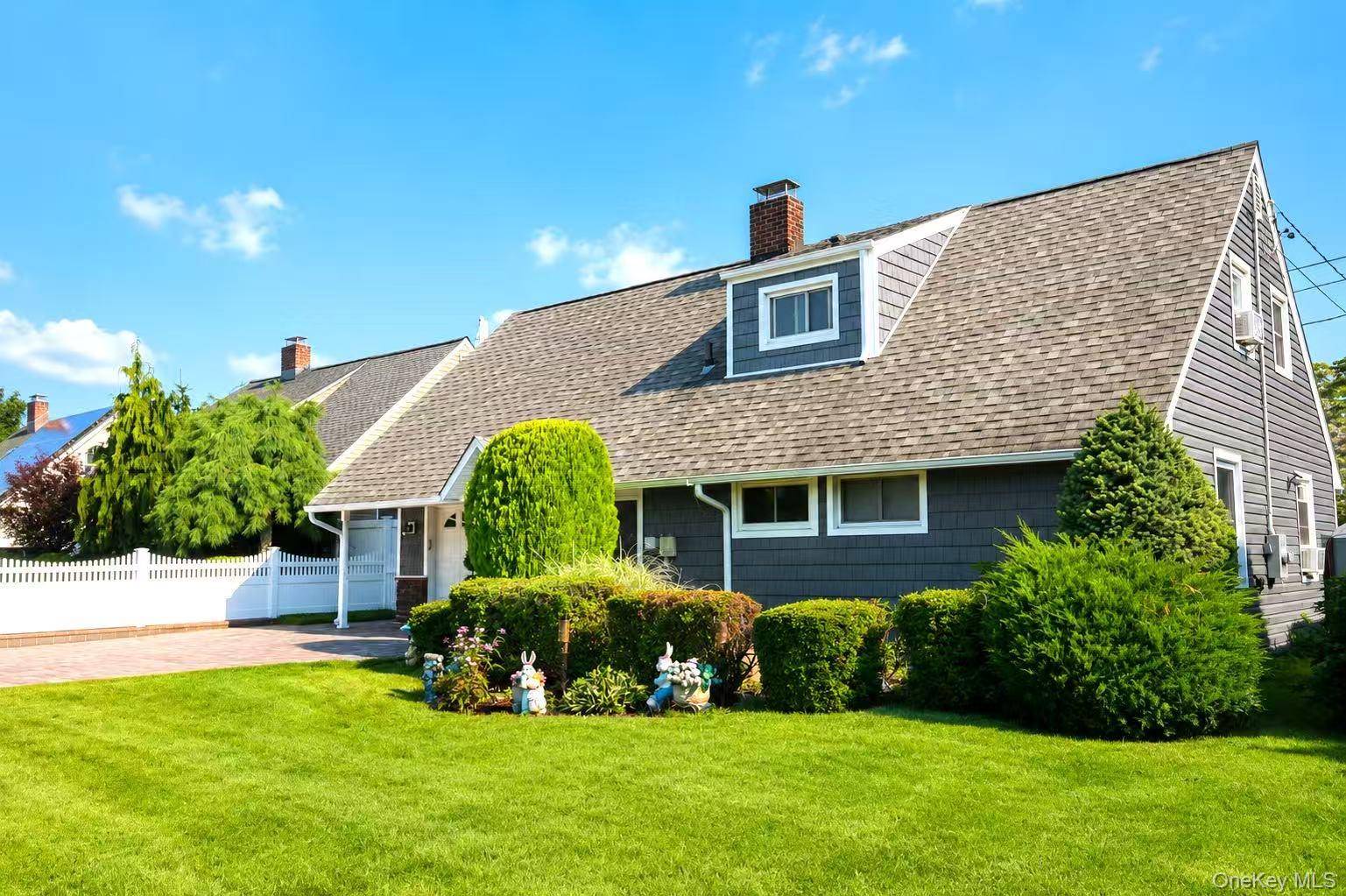 31 Sunrise LN, Levittown, NY 11756