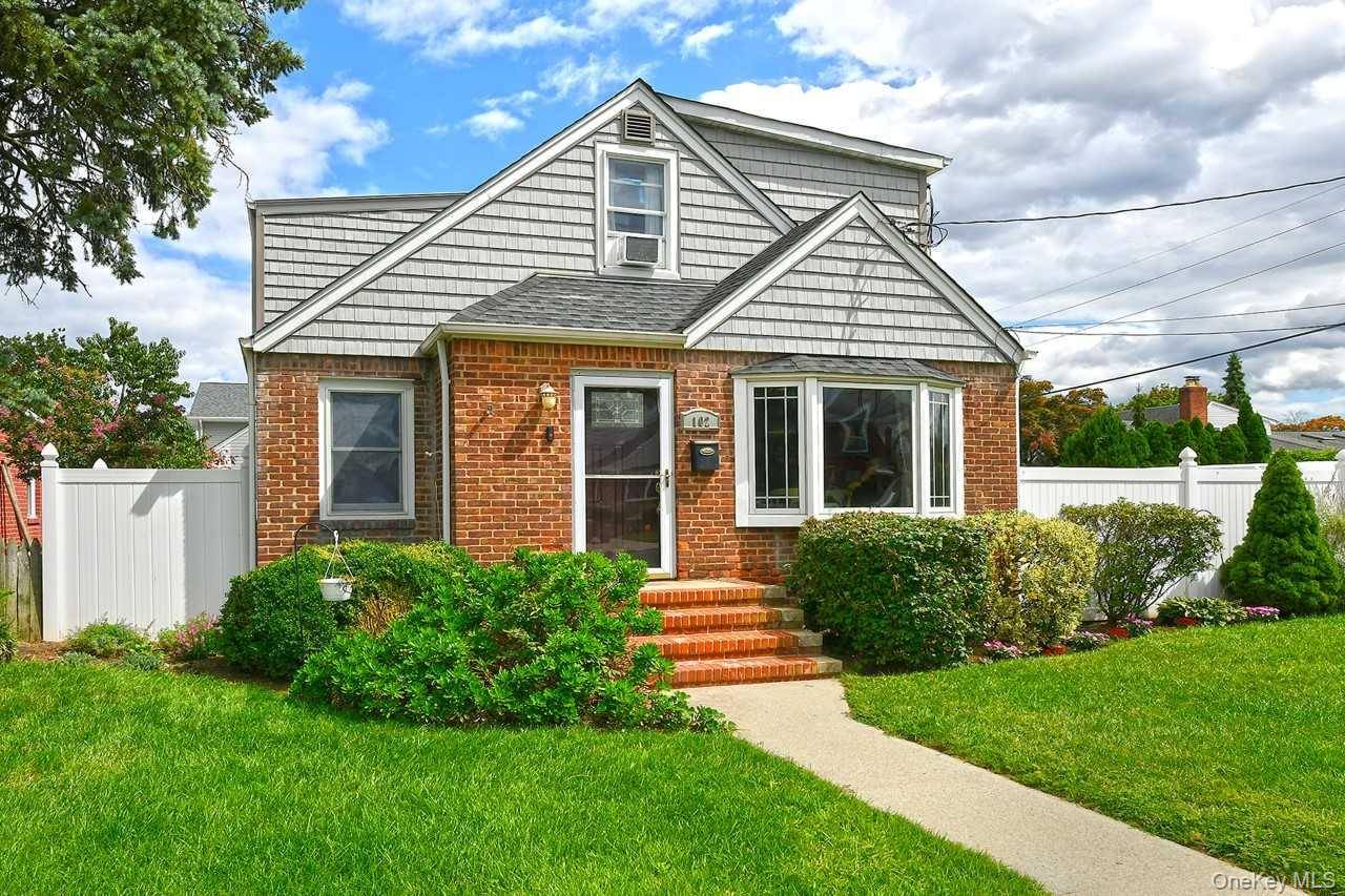 102 Roxbury RD, Franklin Square, NY 11010