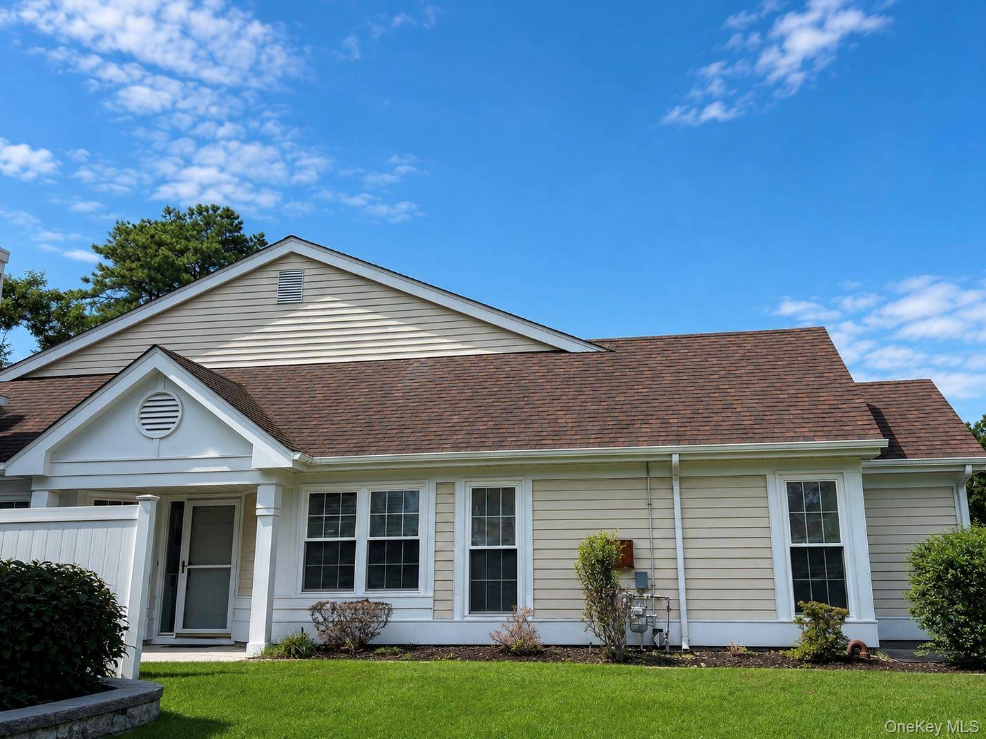 6 Oakdale CT, Ridge, NY 11961