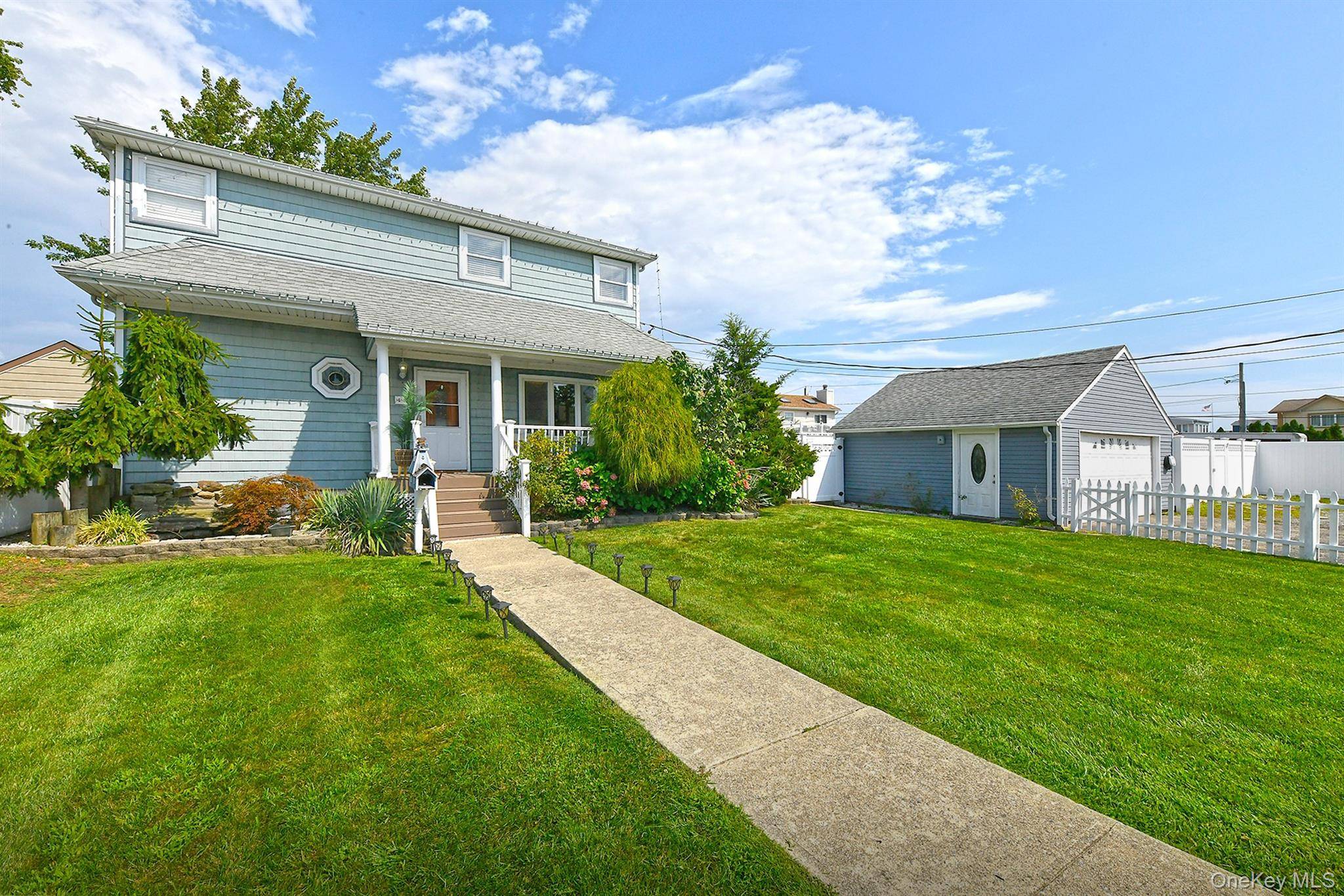 48 Lake ST, Lindenhurst, NY 11757