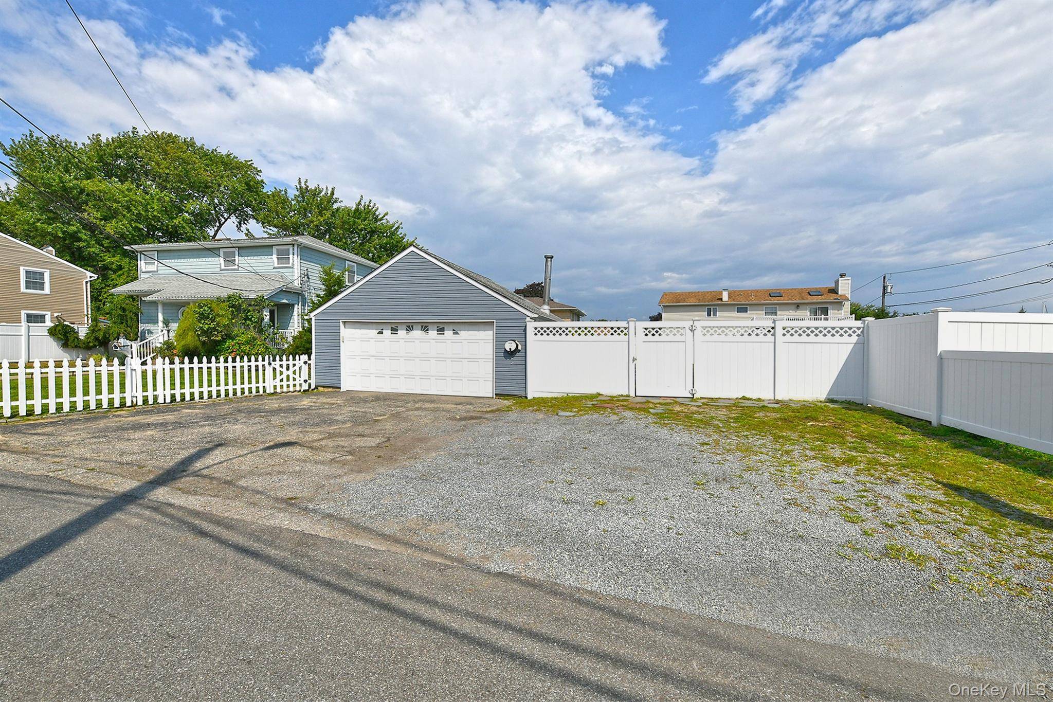 48 Lake ST, Lindenhurst, NY 11757