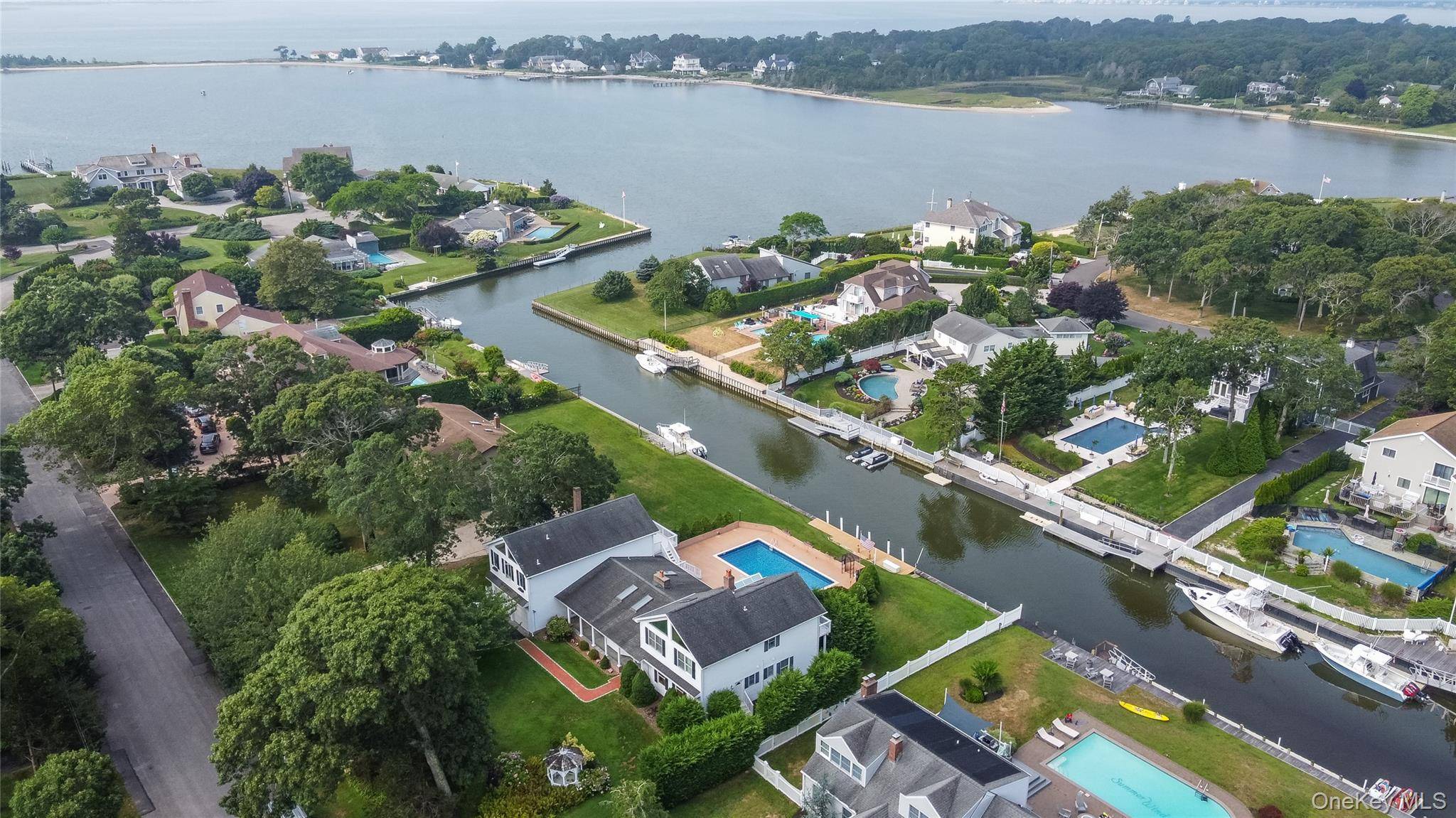 20 Oak LN, Hampton Bays, NY 11946