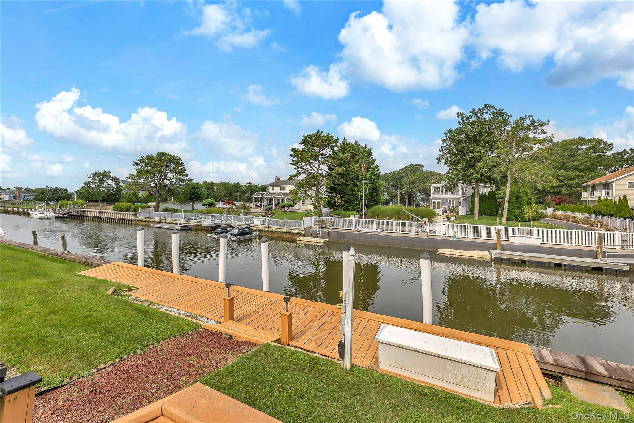 20 Oak LN, Hampton Bays, NY 11946