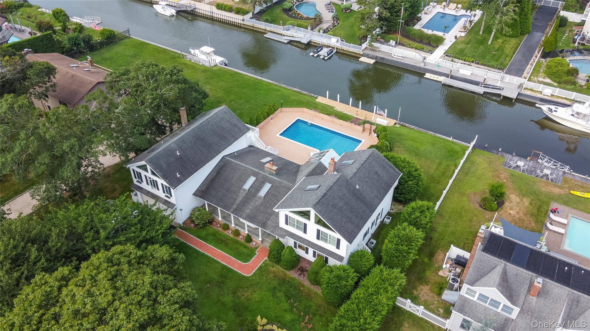 20 Oak LN, Hampton Bays, NY 11946