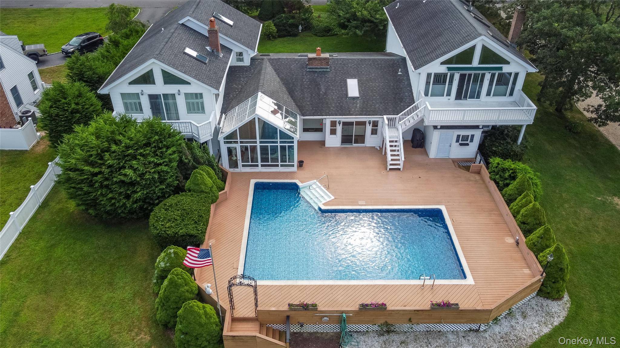 20 Oak LN, Hampton Bays, NY 11946