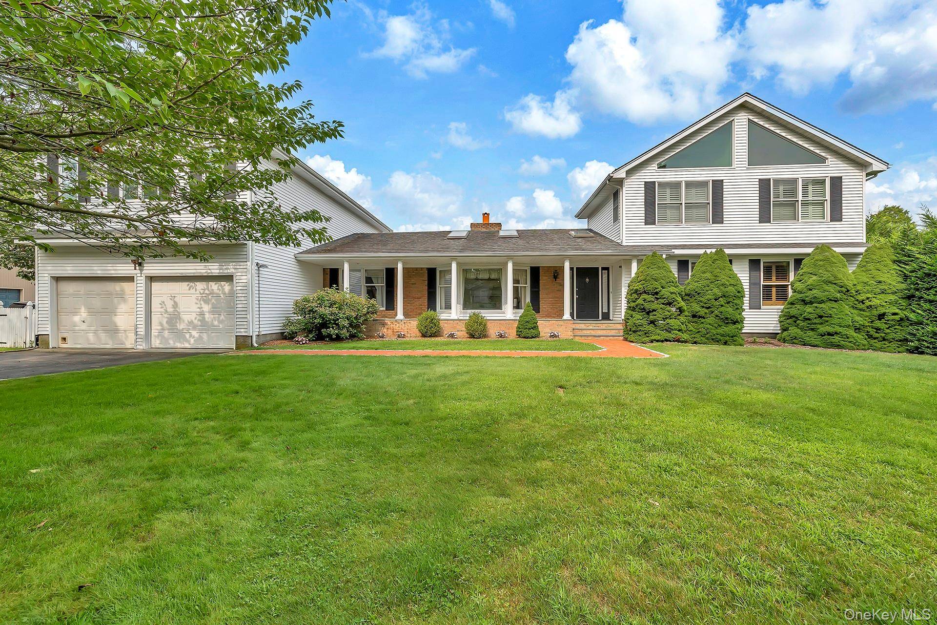 20 Oak LN, Hampton Bays, NY 11946