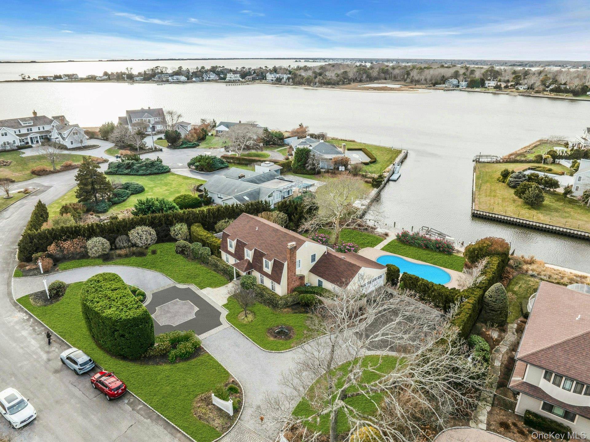 26 Oak LN, Hampton Bays, NY 11946