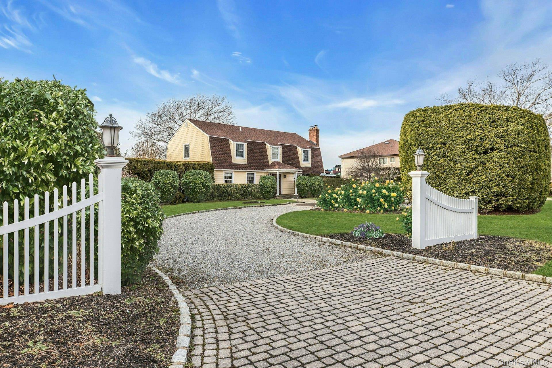 26 Oak LN, Hampton Bays, NY 11946