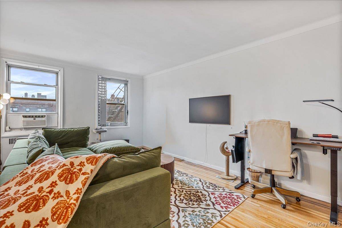 65-74 Saunders ST #6J, Rego Park, NY 11374
