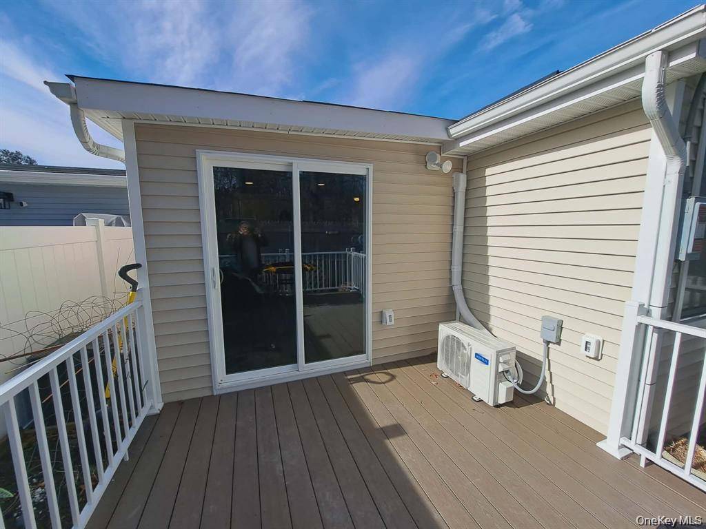 21 Village CIR, Manorville, NY 11949