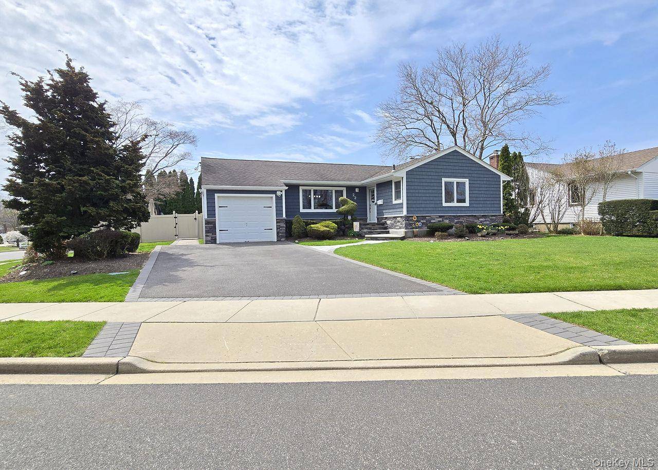22 Clifford DR, Farmingdale, NY 11735