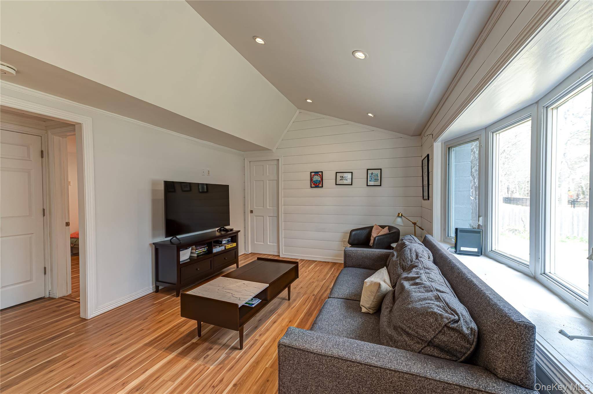 6 Longview DR, East Quogue, NY 11942