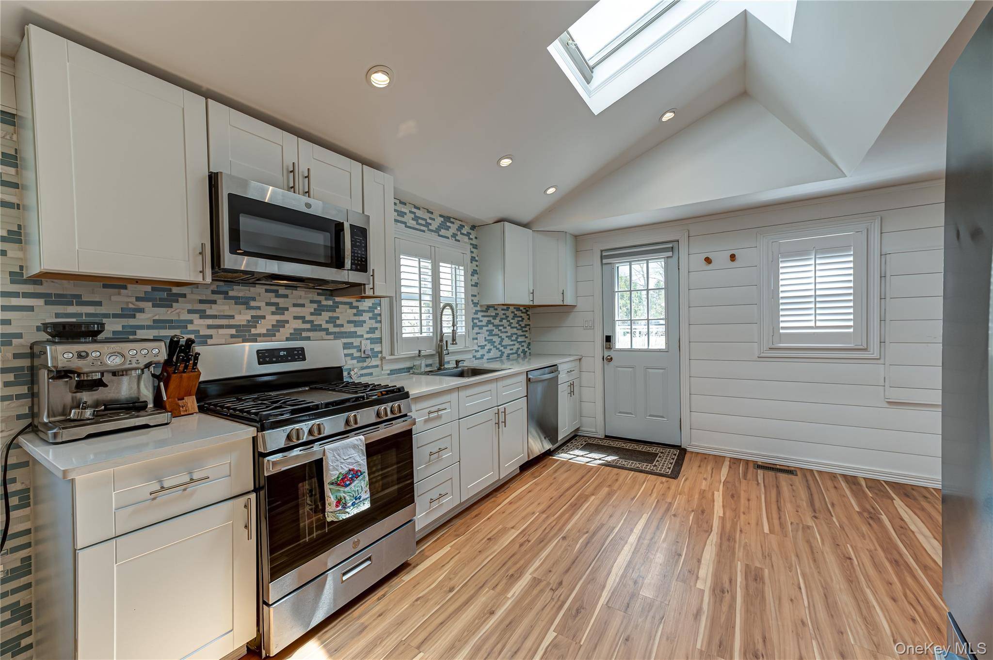6 Longview DR, East Quogue, NY 11942
