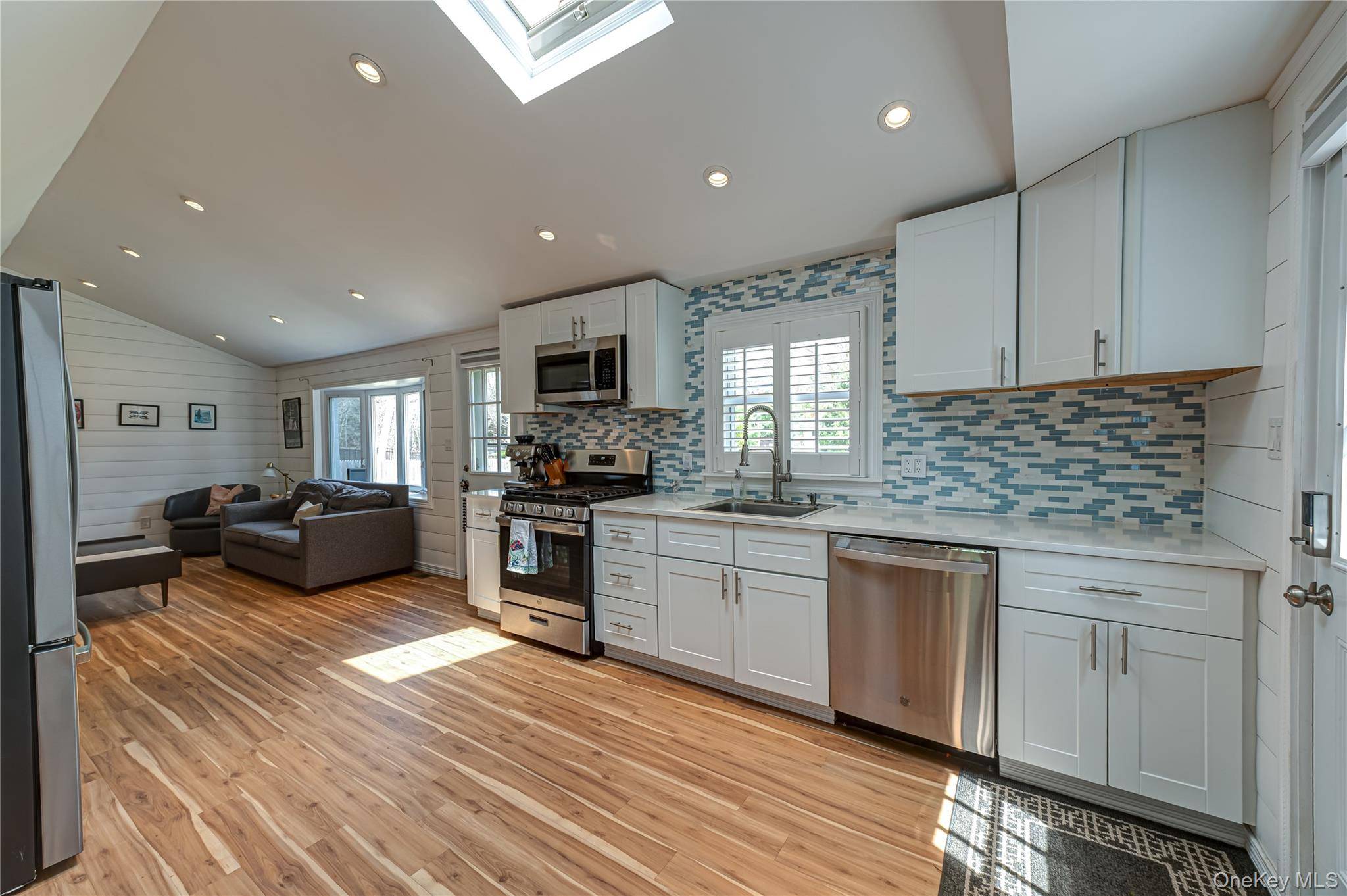 6 Longview DR, East Quogue, NY 11942