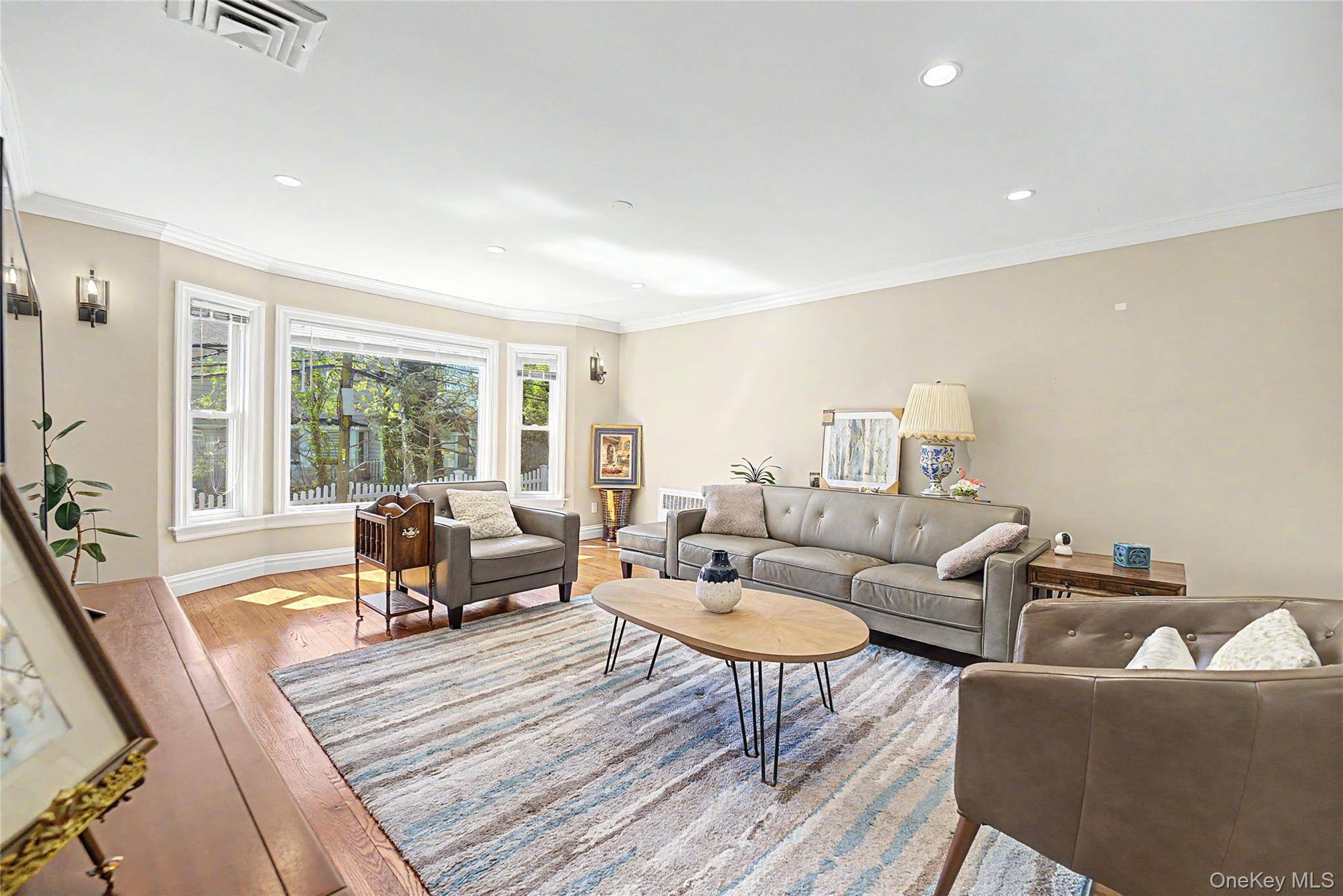 31 Edgemere DR, Searingtown, NY 11507