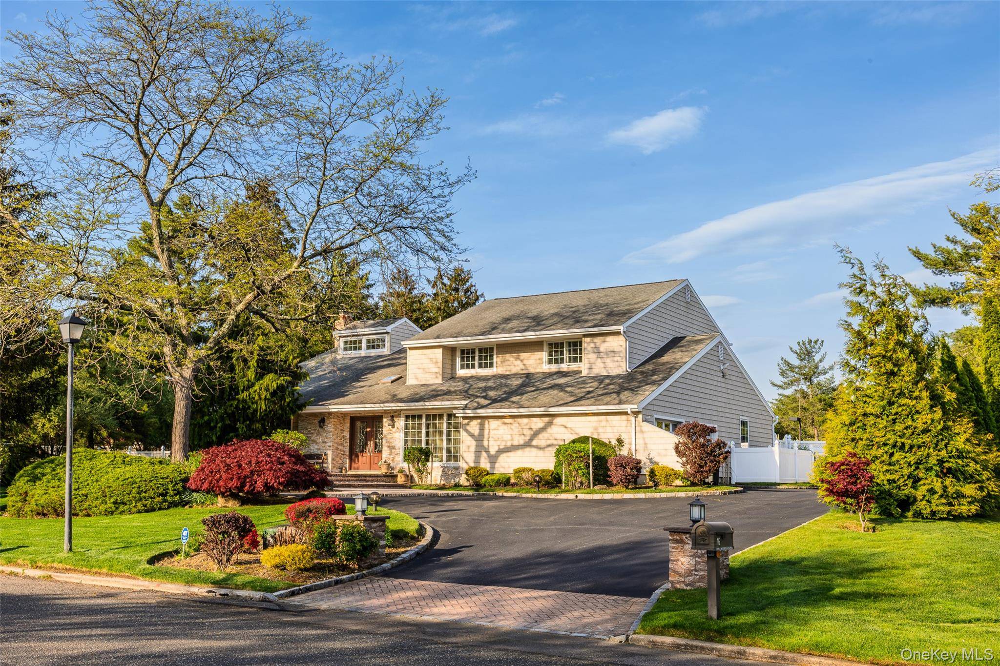 16 Cabriolet LN, Melville, NY 11747