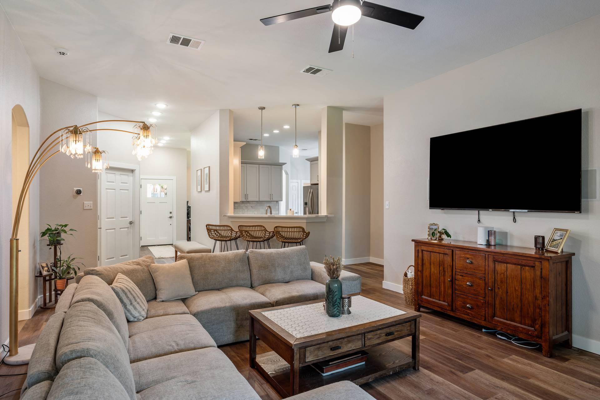 113 Hanstrom DR, Hutto, TX 78634