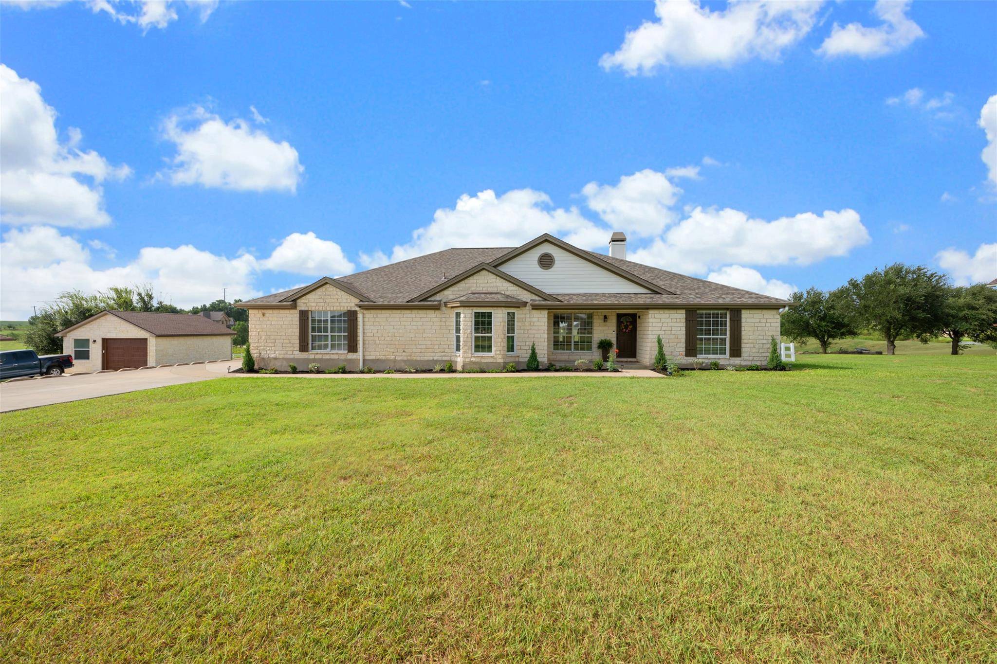 111 Lookout CIR, Hutto, TX 78634