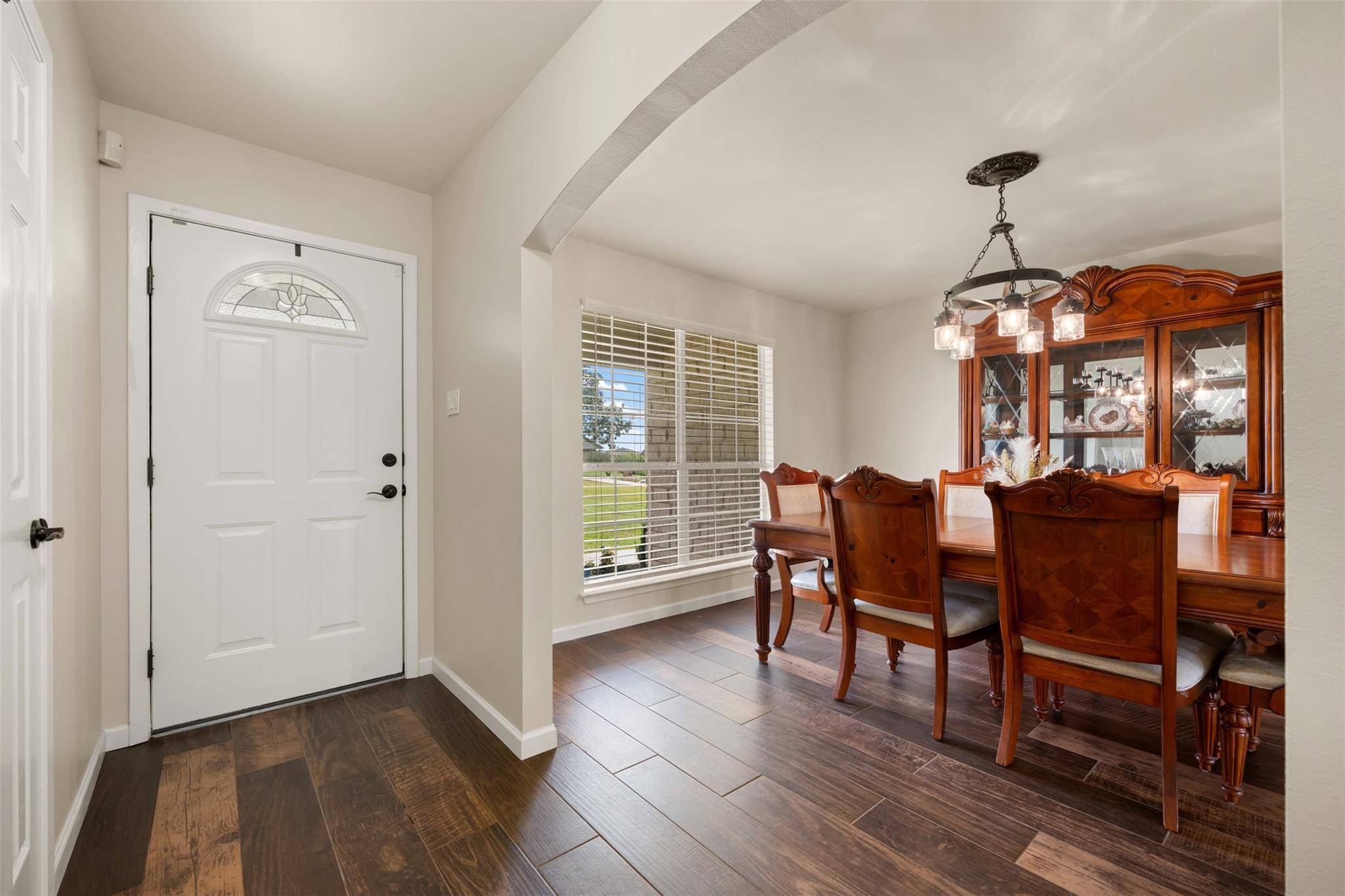 111 Lookout CIR, Hutto, TX 78634