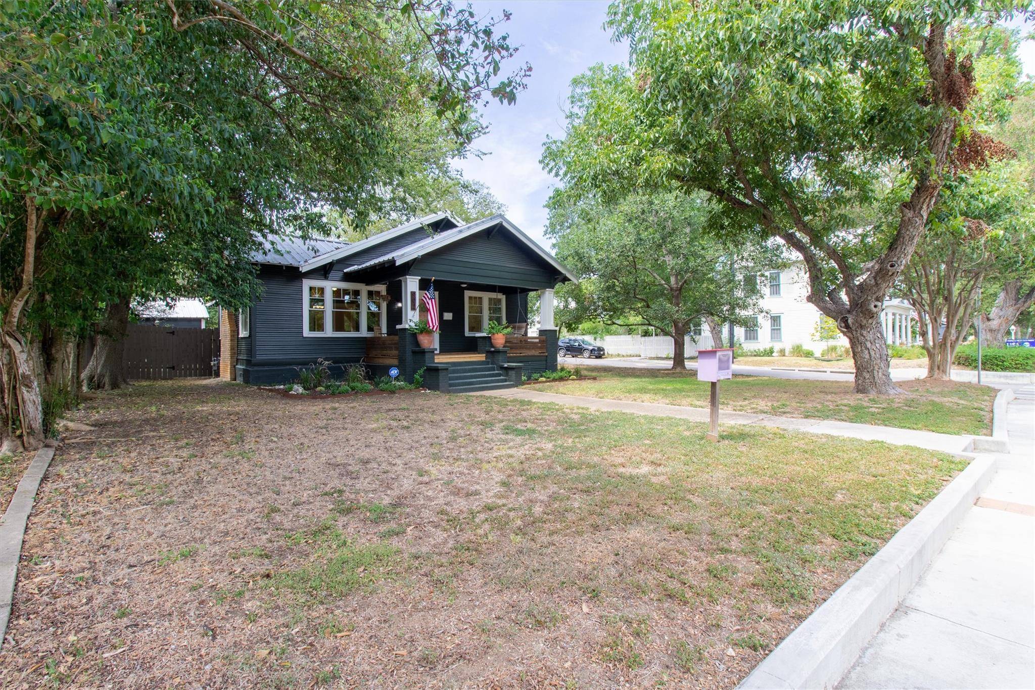 902 W Hopkins ST, San Marcos, TX 78666
