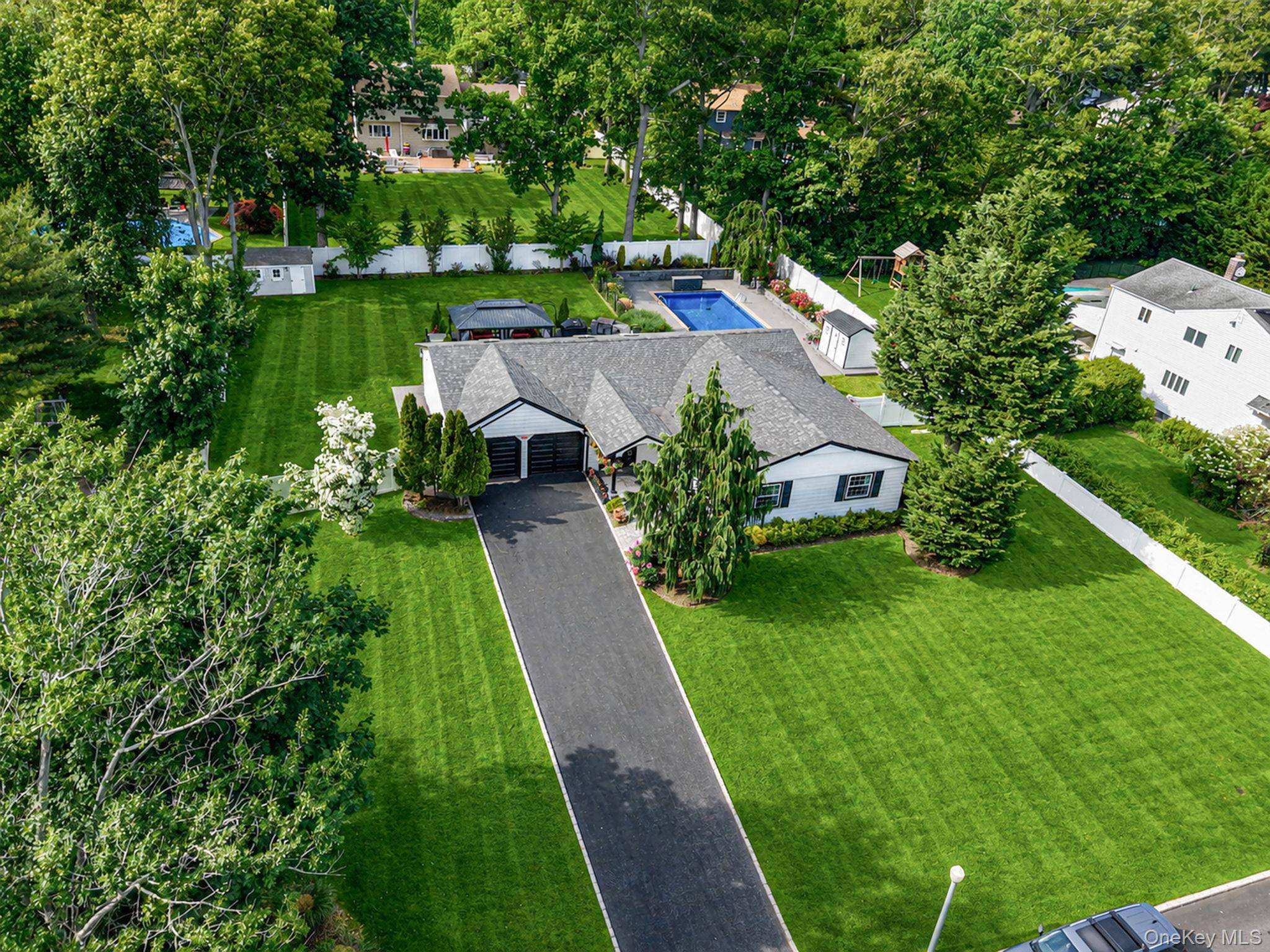 11 Gallatin DR, Dix Hills, NY 11746