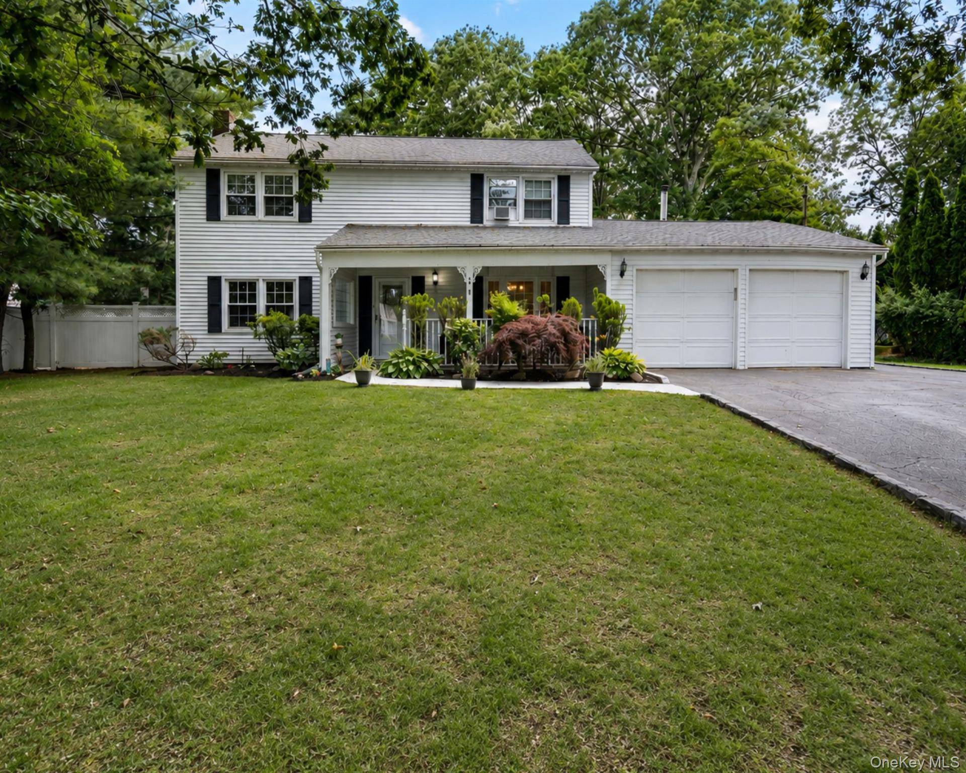 20 Spaulding LN, Stony Brook, NY 11790