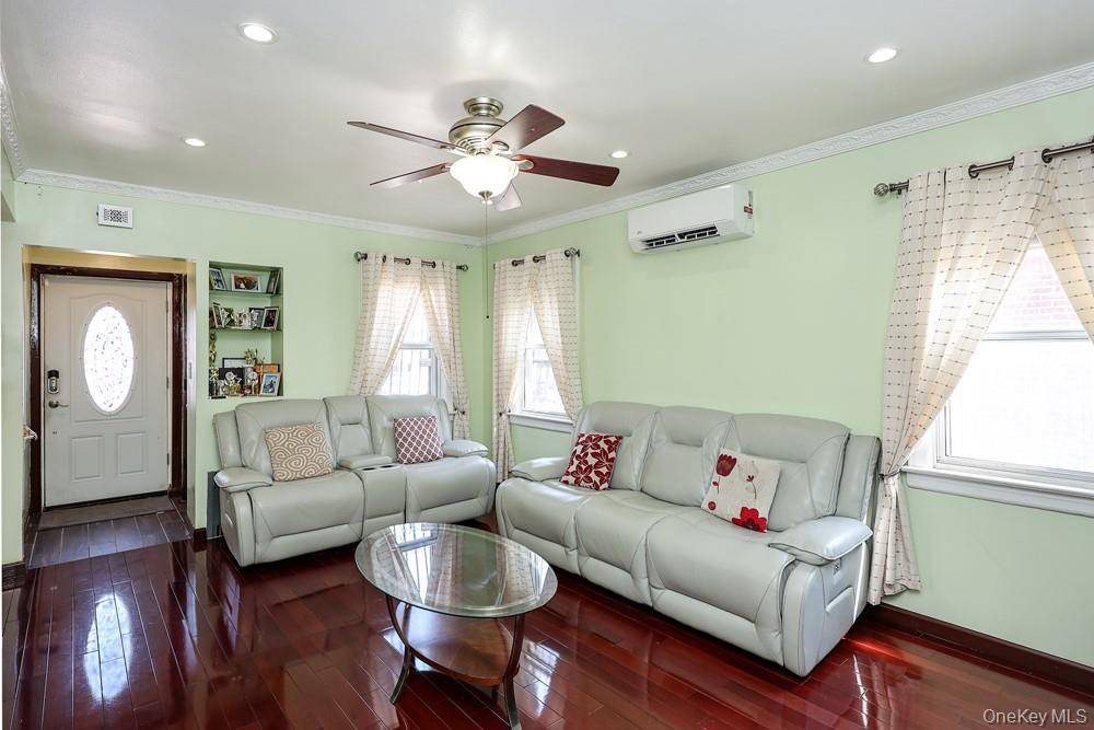 18348 Camden AVE, Saint Albans, NY 11412