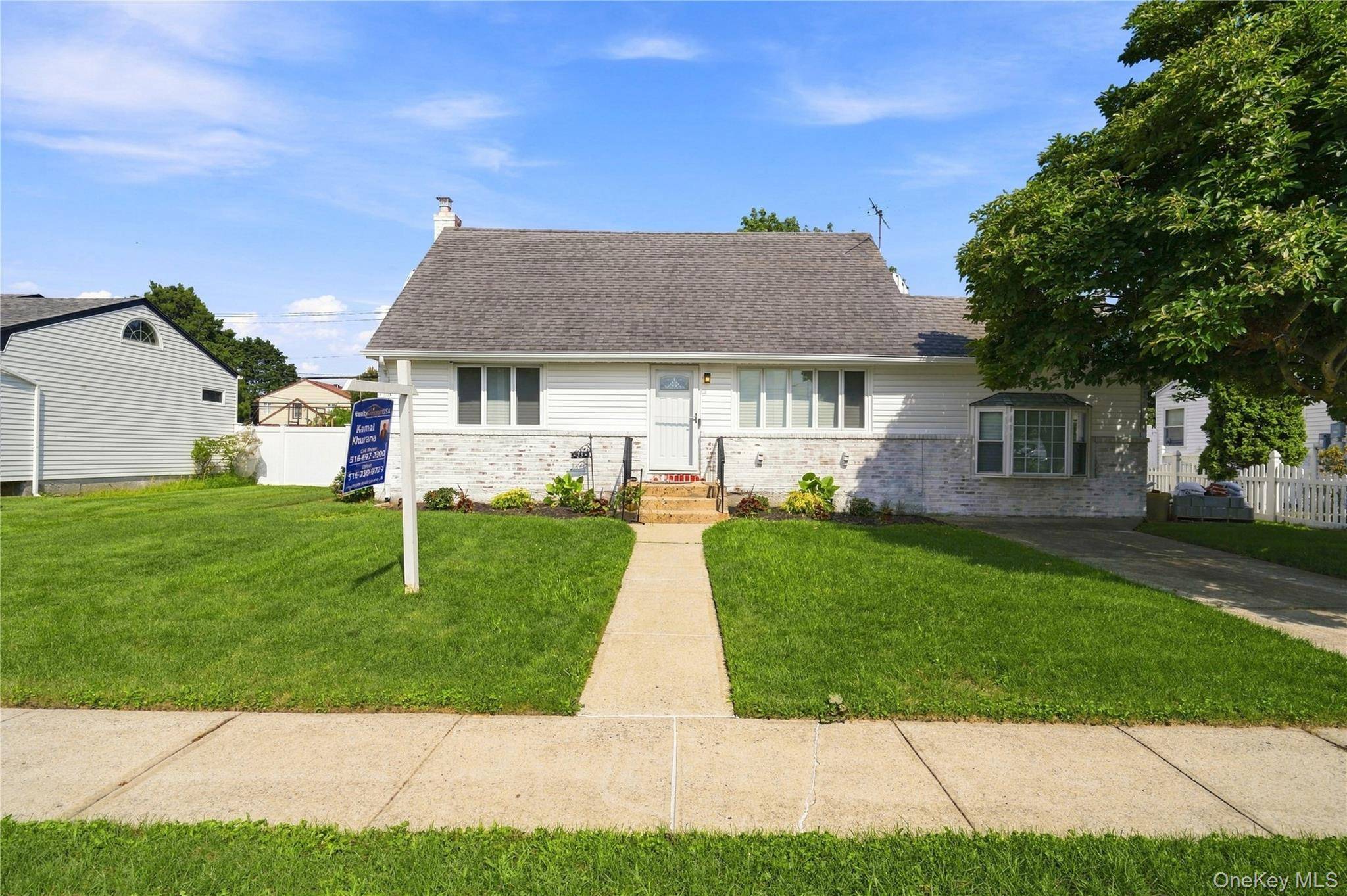 25 Lois LN, Farmingdale, NY 11735