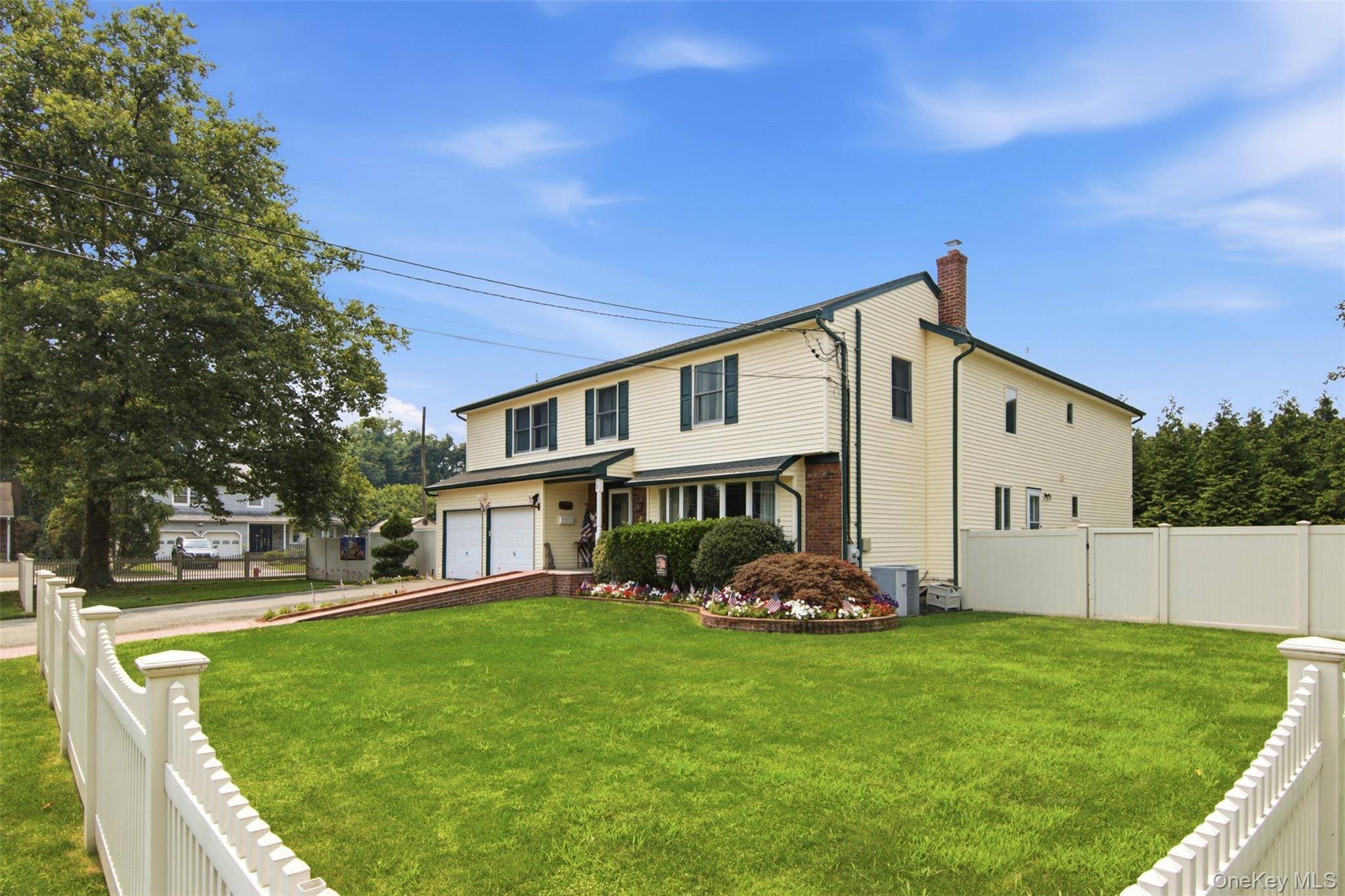 1 Geoffrey AVE, Syosset, NY 11791