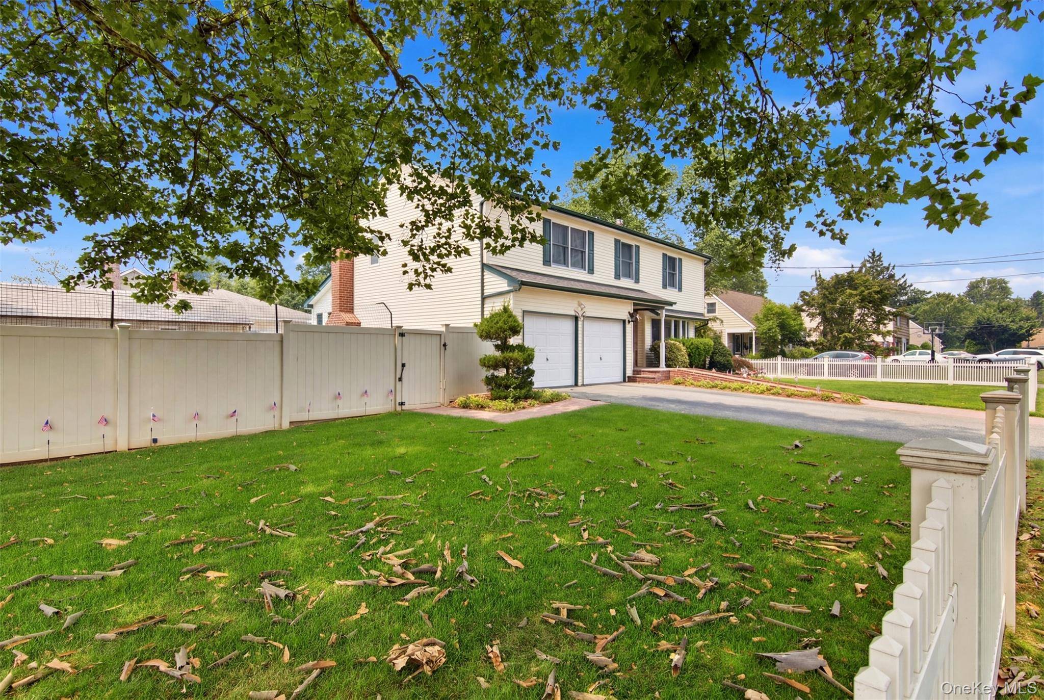 1 Geoffrey AVE, Syosset, NY 11791