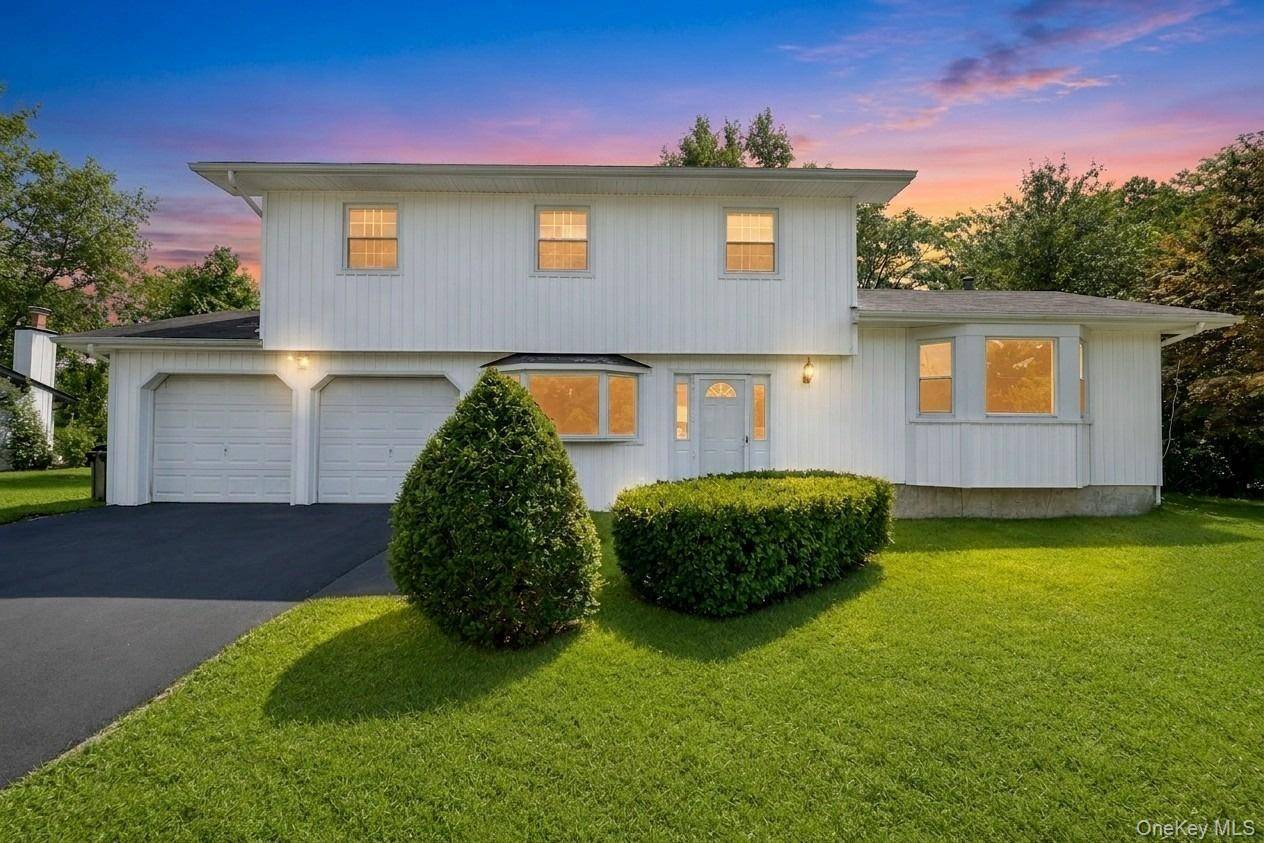2 Valley Forge DR, Wheatley Heights, NY 11798