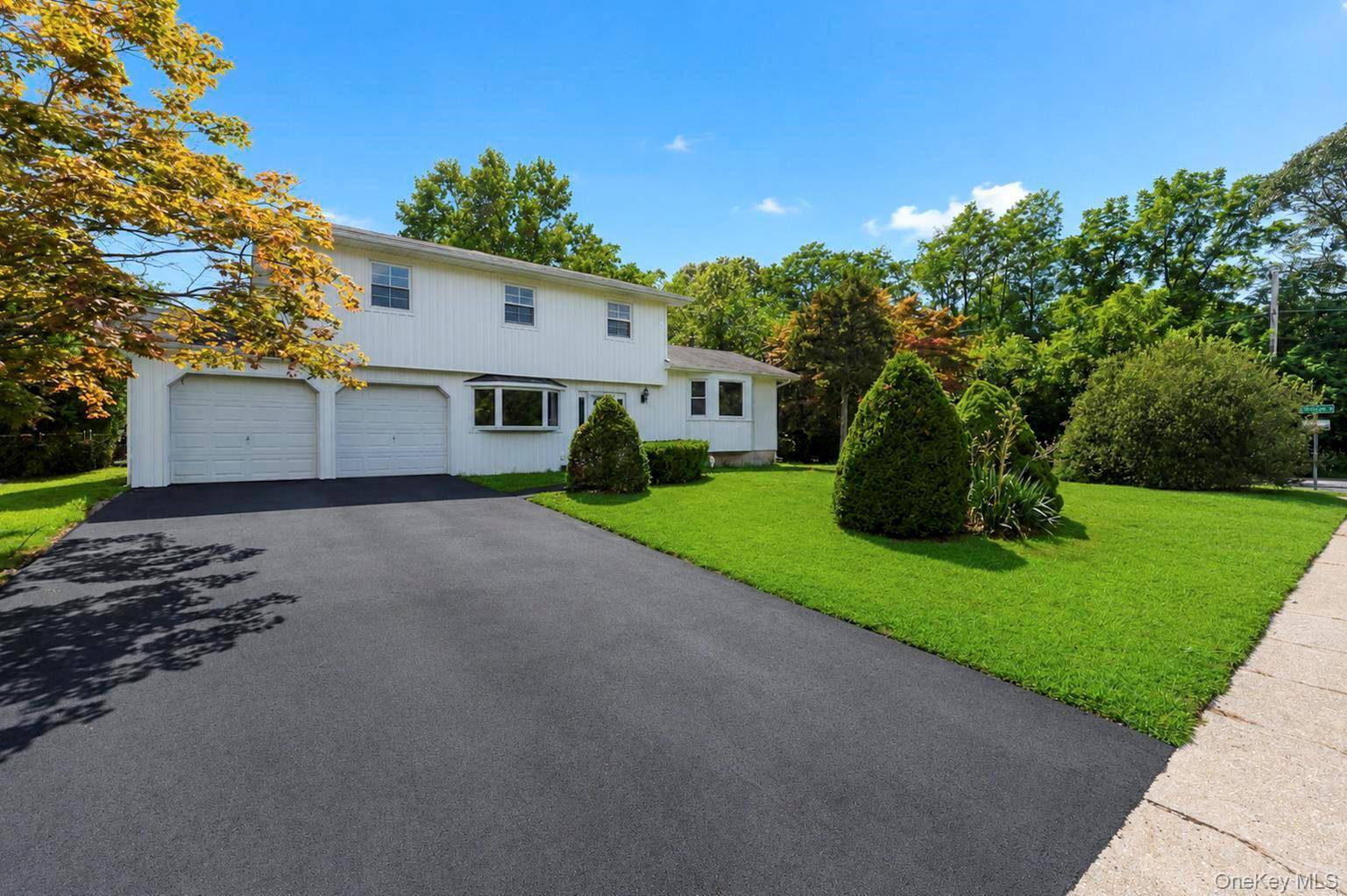 2 Valley Forge DR, Wheatley Heights, NY 11798
