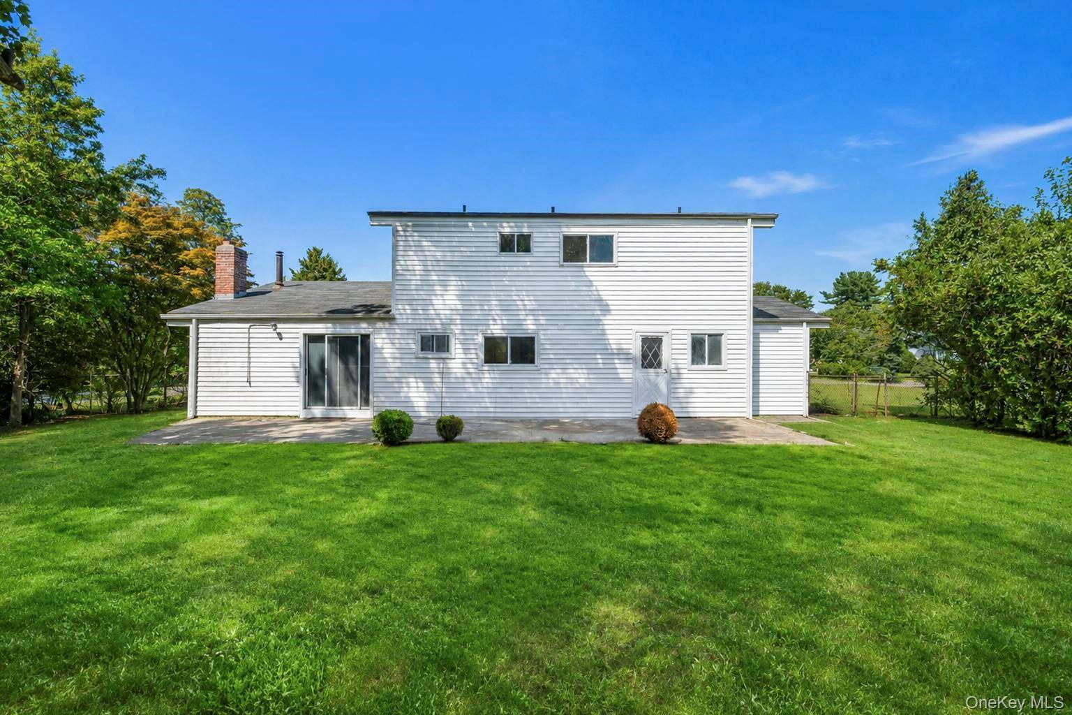 2 Valley Forge DR, Wheatley Heights, NY 11798