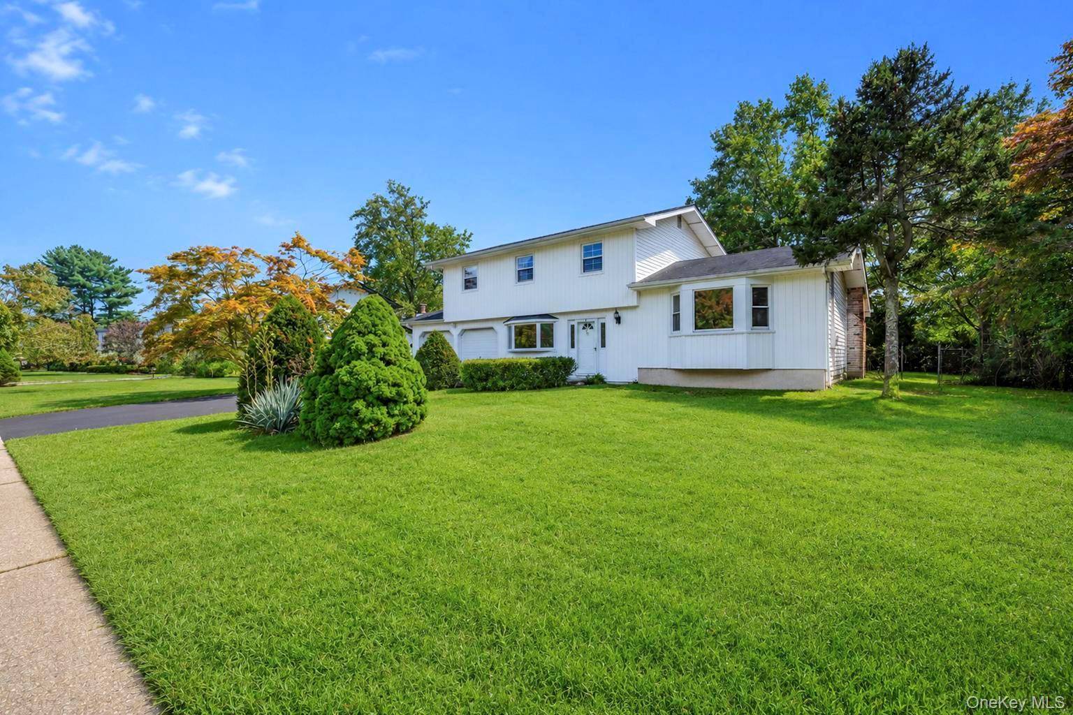 2 Valley Forge DR, Wheatley Heights, NY 11798