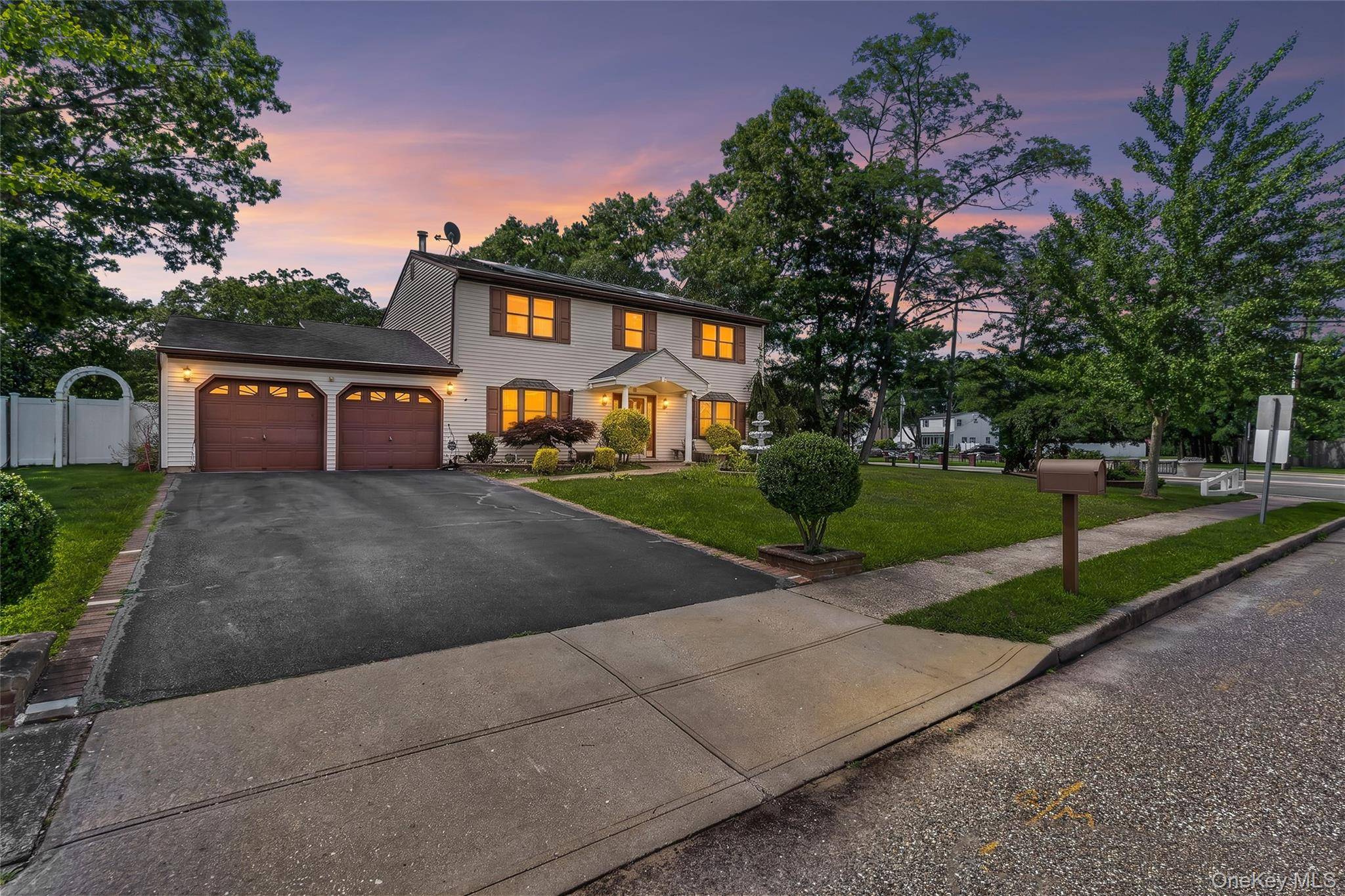 4 Winding LN, Islandia, NY 11749