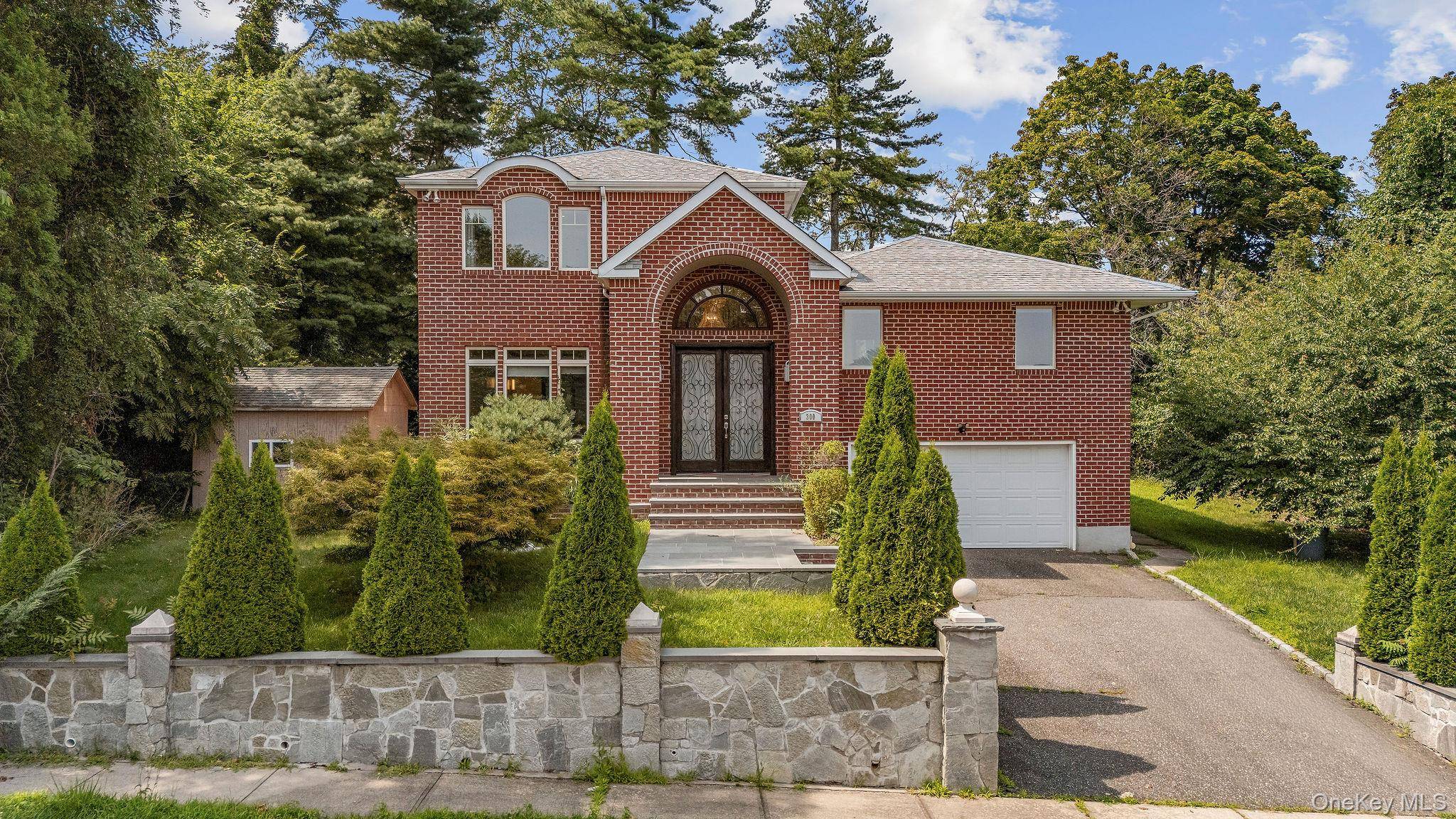 300 Ellen PL, Jericho, NY 11753
