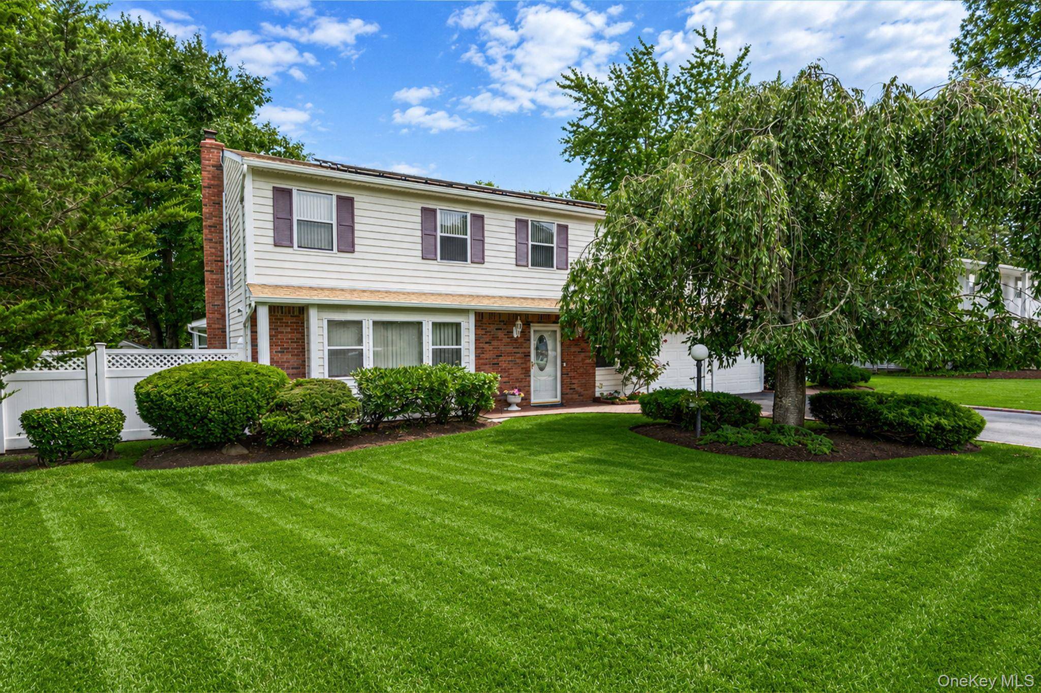 41 Apple Tree DR, Hauppauge, NY 11788
